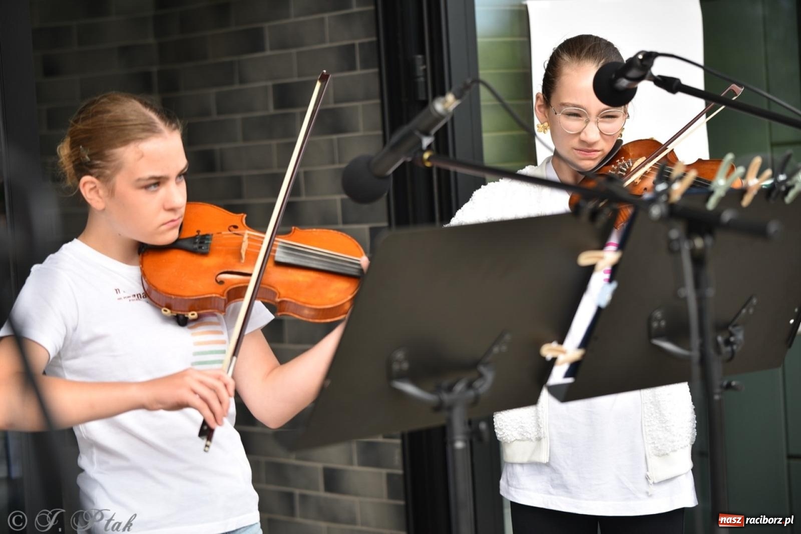 Zdjęcie w galerii na portalu naszraciborz.pl: Rodzinny festyn przed szkołą muzyczną. Było gwarno, kolorowo i radośnie [FOTO i WIDEO] wiadomości z regionu