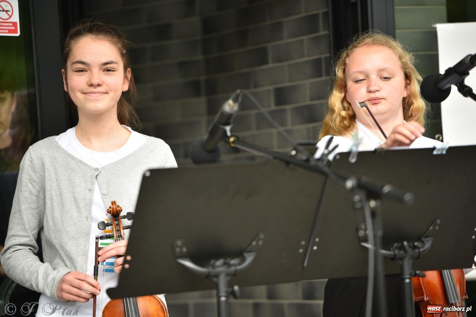 Zdjęcie w galerii na portalu naszraciborz.pl: Rodzinny festyn przed szkołą muzyczną. Było gwarno, kolorowo i radośnie [FOTO i WIDEO] wiadomości z regionu