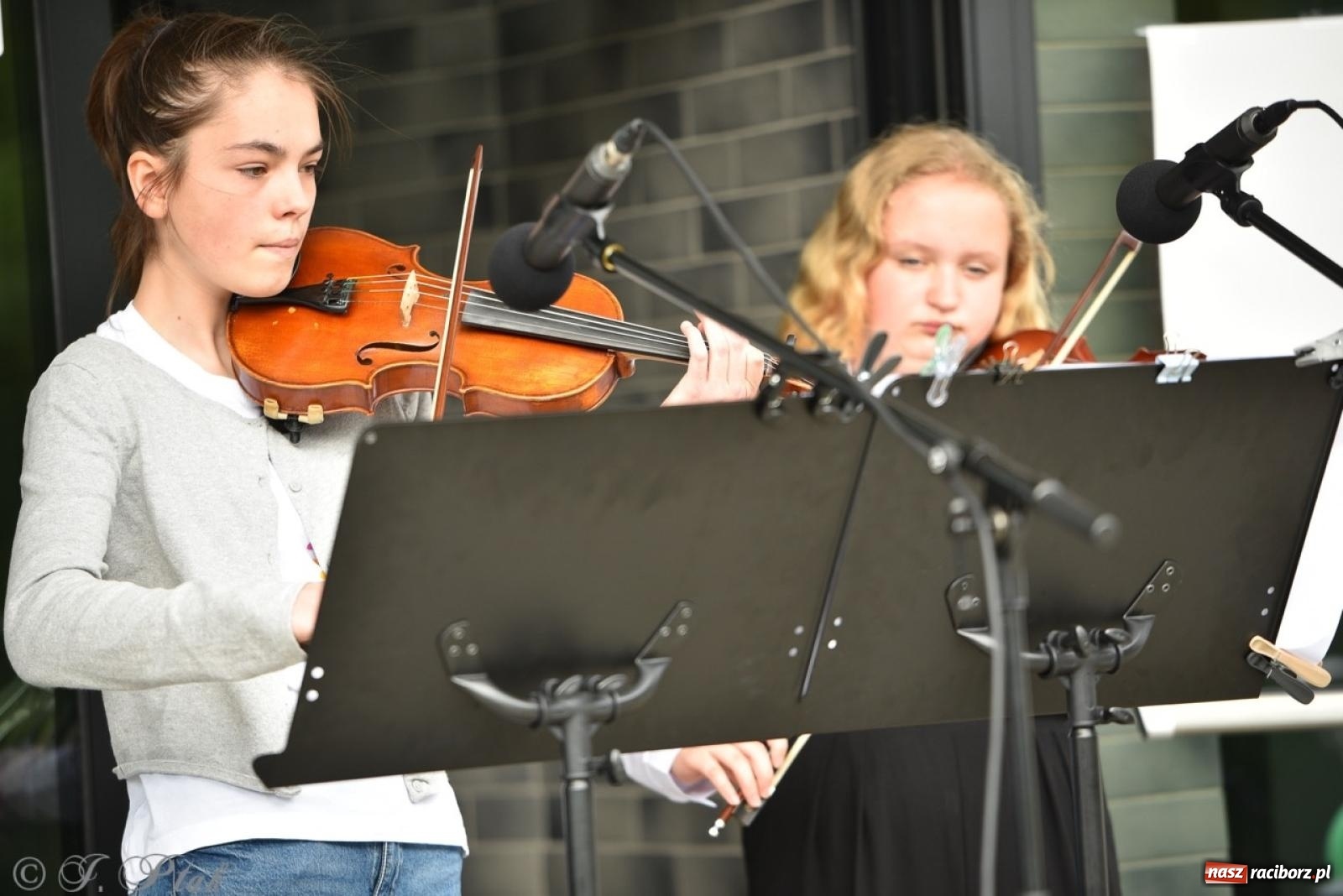 Zdjęcie w galerii na portalu naszraciborz.pl: Rodzinny festyn przed szkołą muzyczną. Było gwarno, kolorowo i radośnie [FOTO i WIDEO] wiadomości z regionu