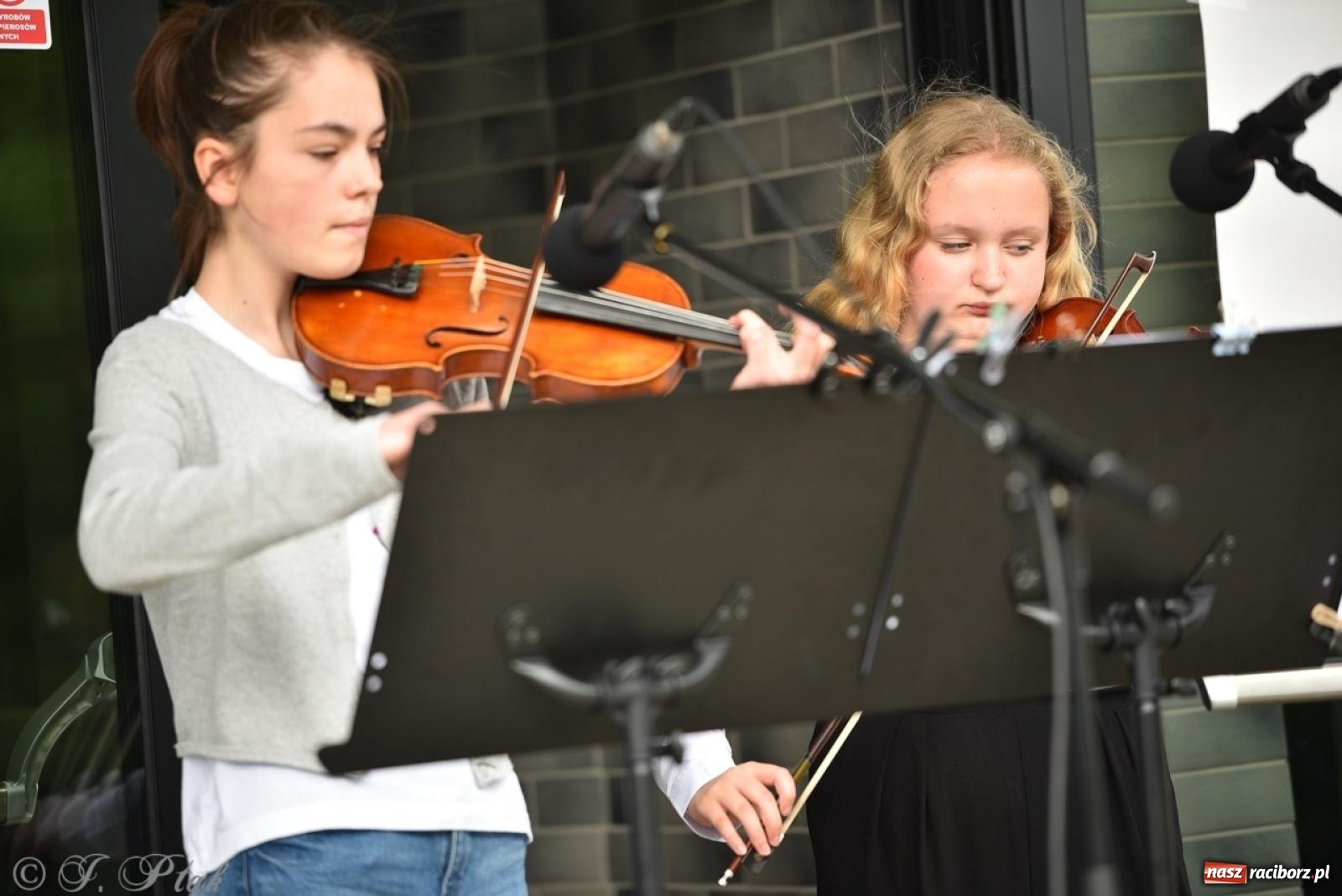 Zdjęcie w galerii na portalu naszraciborz.pl: Rodzinny festyn przed szkołą muzyczną. Było gwarno, kolorowo i radośnie [FOTO i WIDEO] wiadomości z regionu