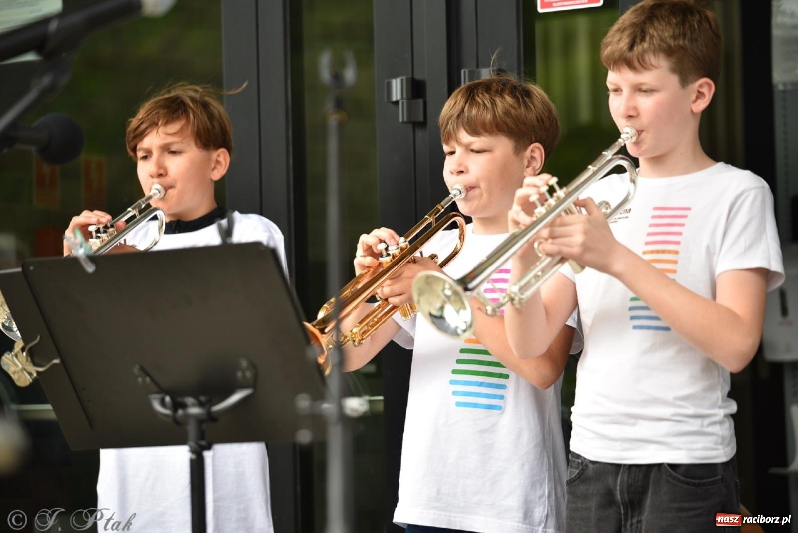 Zdjęcie w galerii na portalu naszraciborz.pl: Rodzinny festyn przed szkołą muzyczną. Było gwarno, kolorowo i radośnie [FOTO i WIDEO] wiadomości z regionu
