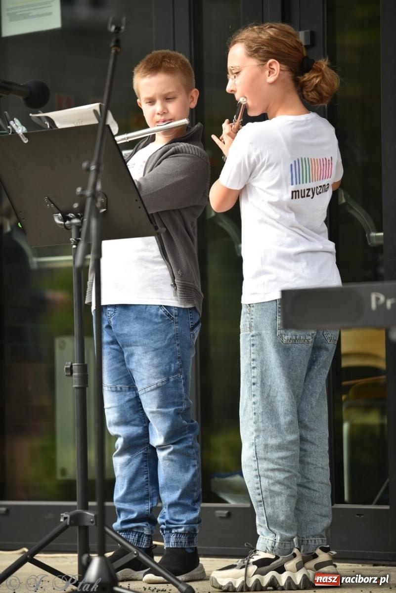 Zdjęcie w galerii na portalu naszraciborz.pl: Rodzinny festyn przed szkołą muzyczną. Było gwarno, kolorowo i radośnie [FOTO i WIDEO] wiadomości z regionu