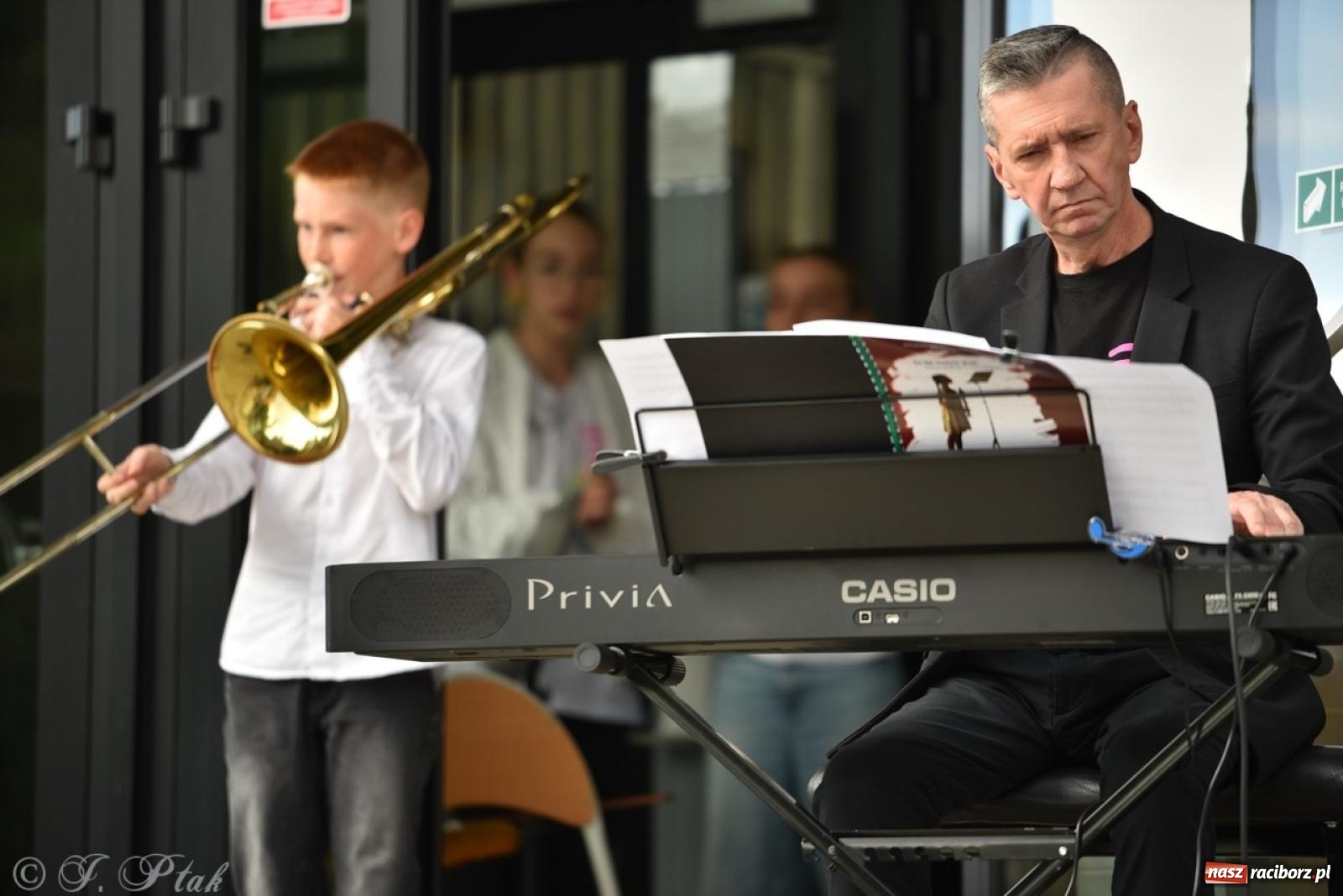 Zdjęcie w galerii na portalu naszraciborz.pl: Rodzinny festyn przed szkołą muzyczną. Było gwarno, kolorowo i radośnie [FOTO i WIDEO] wiadomości z regionu