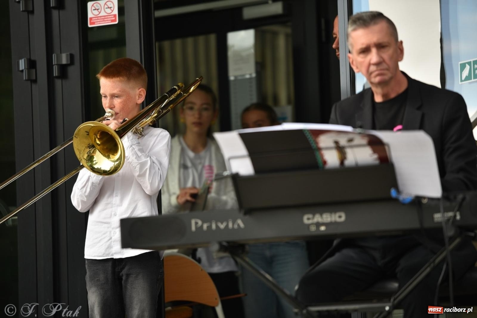 Zdjęcie w galerii na portalu naszraciborz.pl: Rodzinny festyn przed szkołą muzyczną. Było gwarno, kolorowo i radośnie [FOTO i WIDEO] wiadomości z regionu