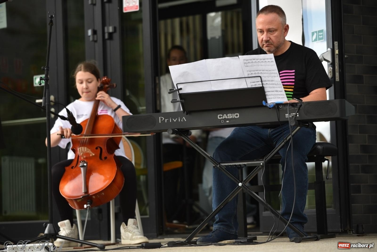 Zdjęcie w galerii na portalu naszraciborz.pl: Rodzinny festyn przed szkołą muzyczną. Było gwarno, kolorowo i radośnie [FOTO i WIDEO] wiadomości z regionu
