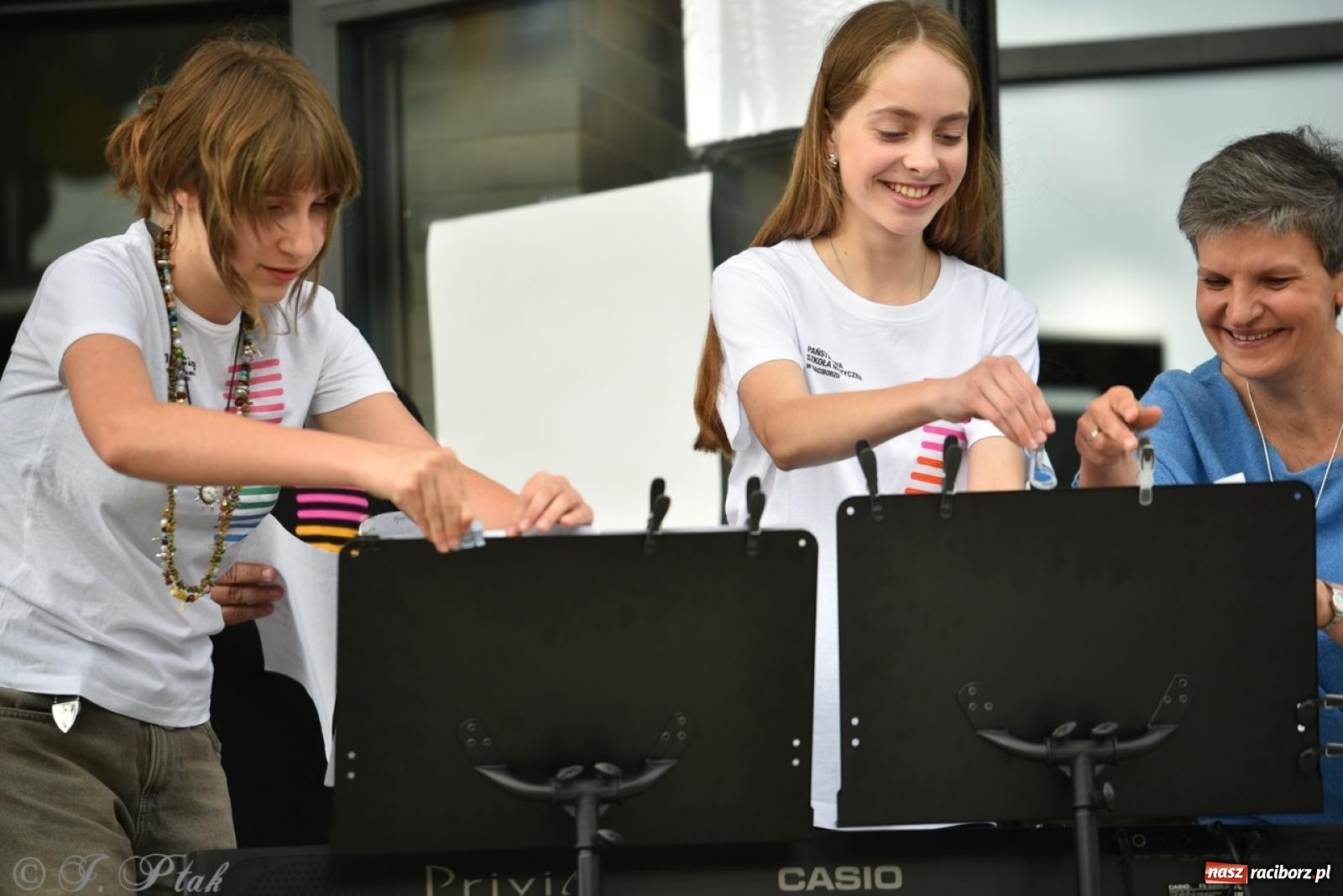 Zdjęcie w galerii na portalu naszraciborz.pl: Rodzinny festyn przed szkołą muzyczną. Było gwarno, kolorowo i radośnie [FOTO i WIDEO] wiadomości z regionu