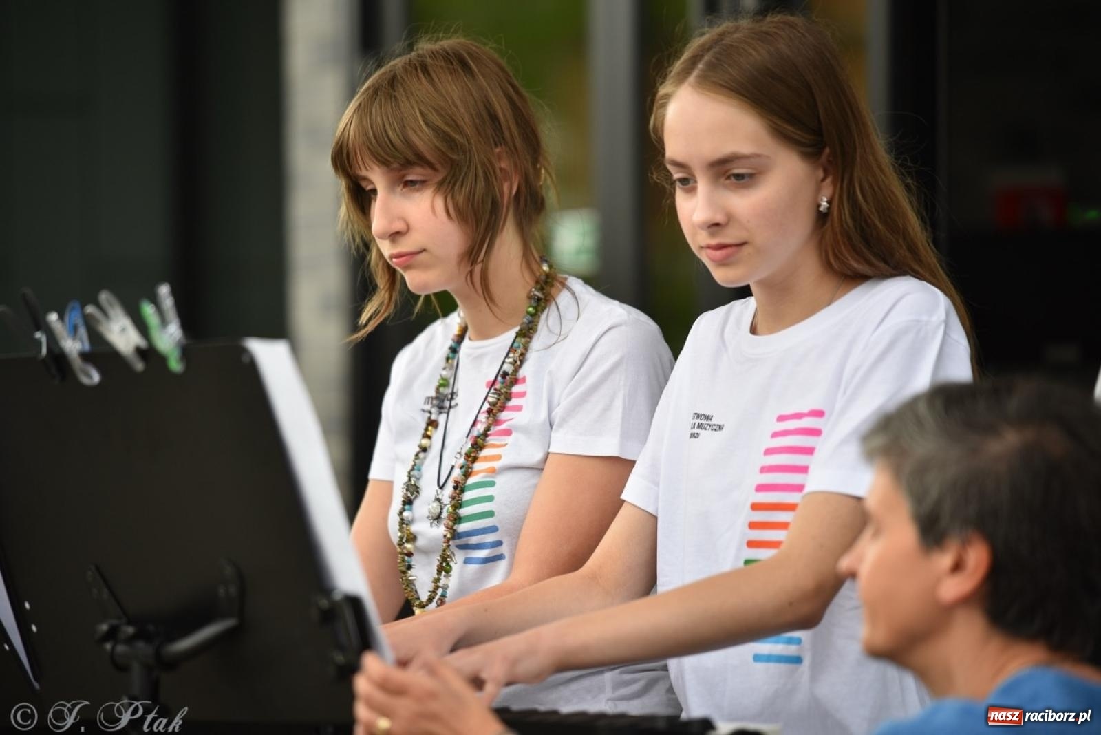 Zdjęcie w galerii na portalu naszraciborz.pl: Rodzinny festyn przed szkołą muzyczną. Było gwarno, kolorowo i radośnie [FOTO i WIDEO] wiadomości z regionu