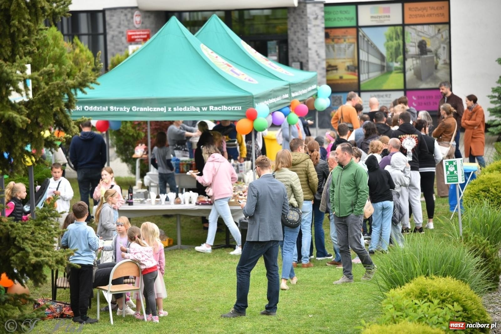 Zdjęcie w galerii na portalu naszraciborz.pl: Rodzinny festyn przed szkołą muzyczną. Było gwarno, kolorowo i radośnie [FOTO i WIDEO] wiadomości z regionu