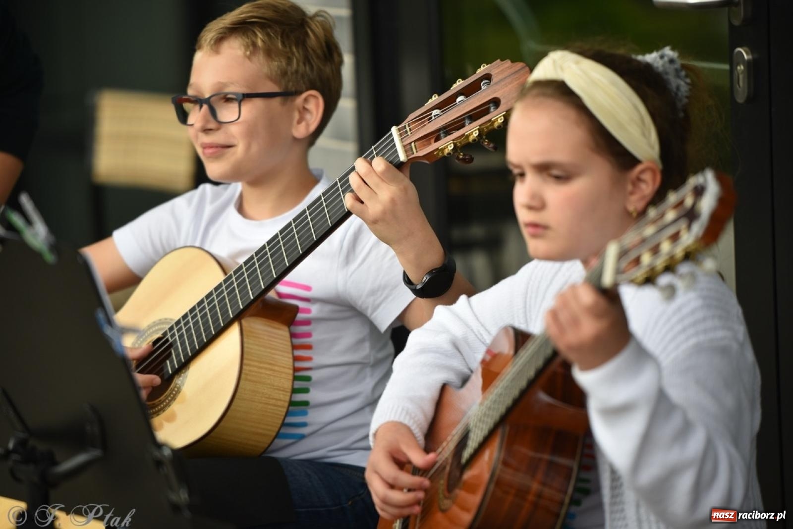 Zdjęcie w galerii na portalu naszraciborz.pl: Rodzinny festyn przed szkołą muzyczną. Było gwarno, kolorowo i radośnie [FOTO i WIDEO] wiadomości z regionu