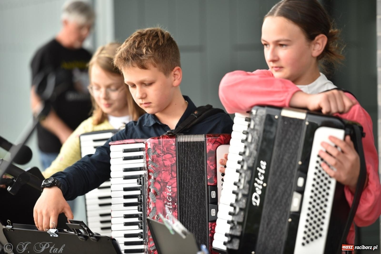 Zdjęcie w galerii na portalu naszraciborz.pl: Rodzinny festyn przed szkołą muzyczną. Było gwarno, kolorowo i radośnie [FOTO i WIDEO] wiadomości z regionu