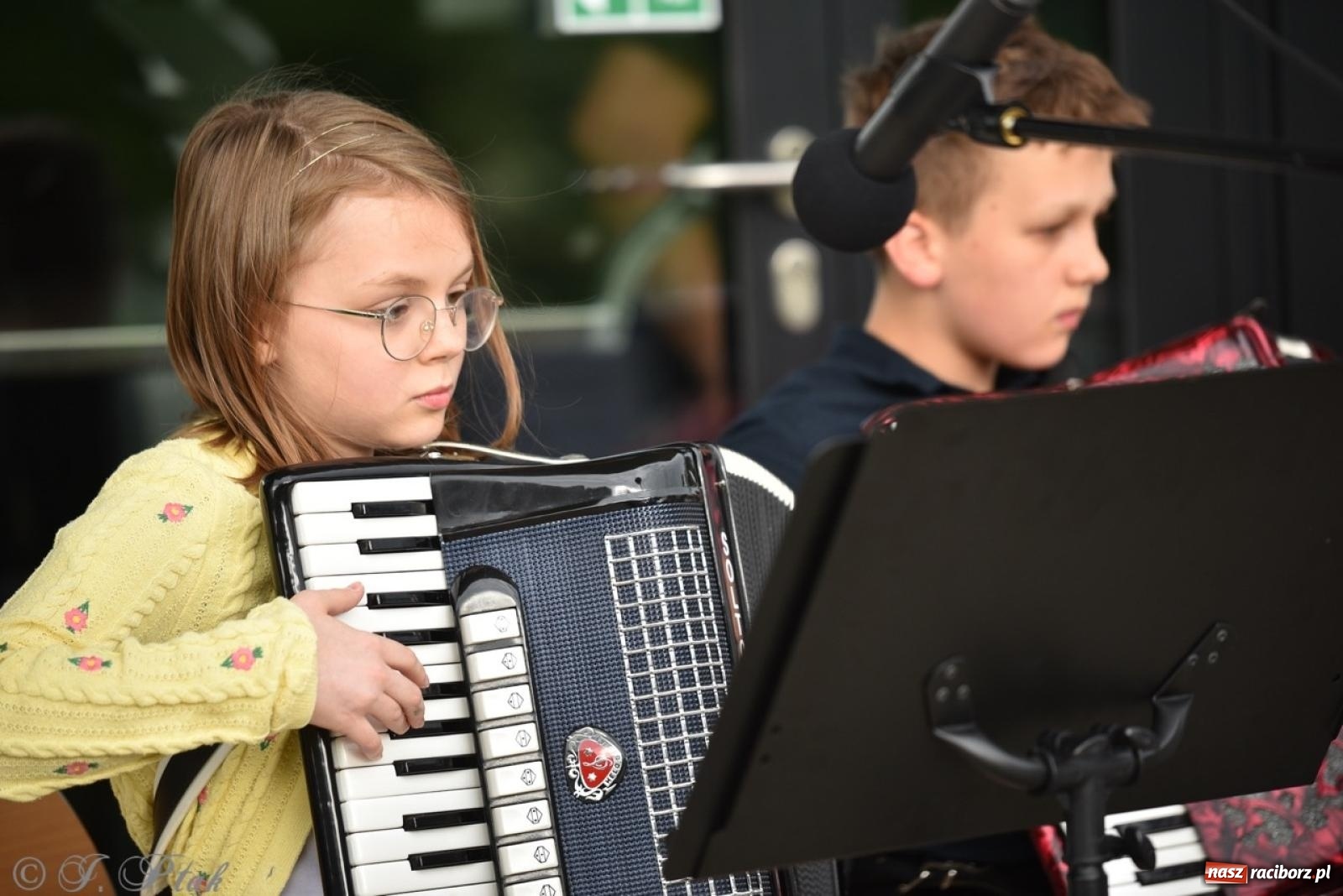 Zdjęcie w galerii na portalu naszraciborz.pl: Rodzinny festyn przed szkołą muzyczną. Było gwarno, kolorowo i radośnie [FOTO i WIDEO] wiadomości z regionu