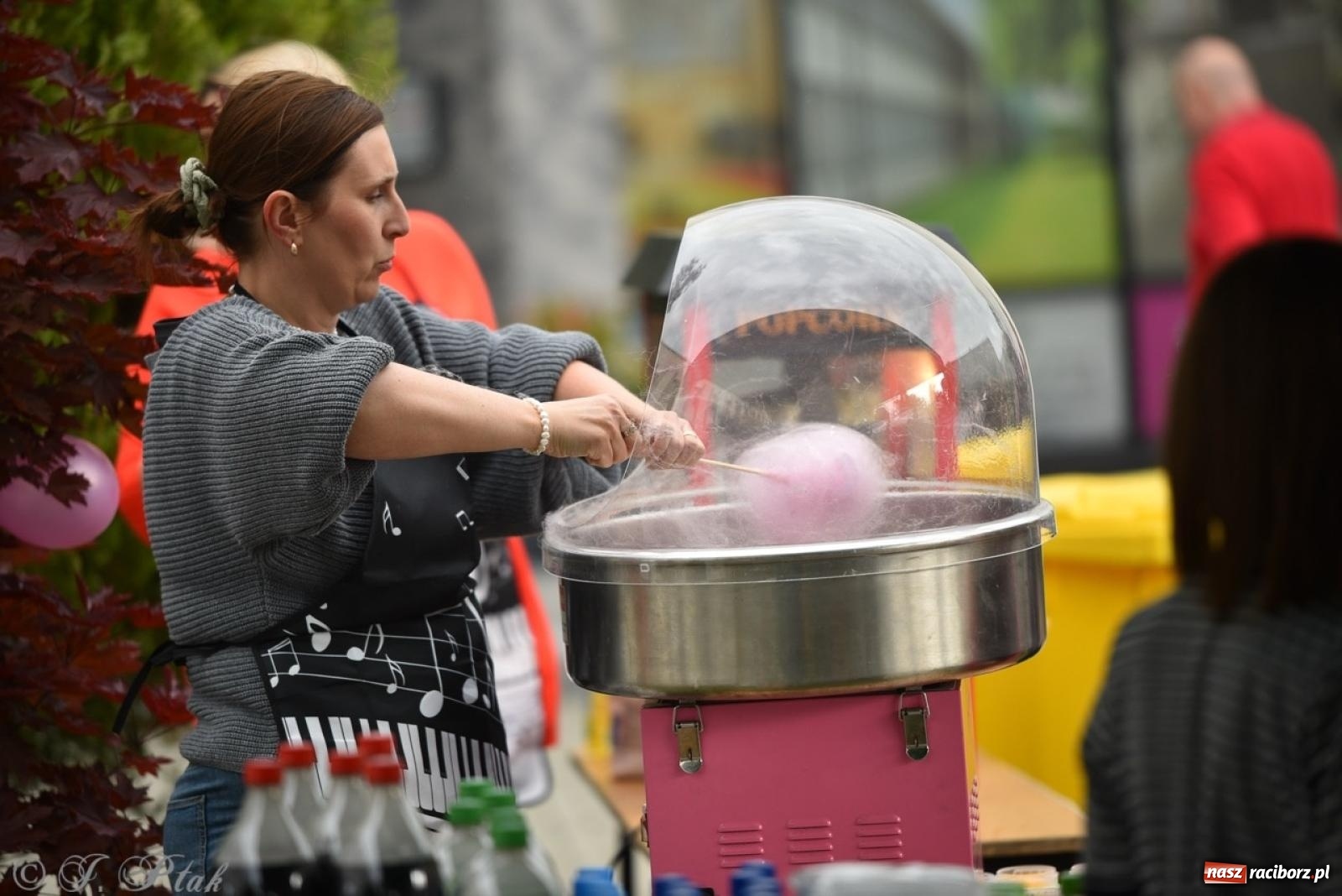 Zdjęcie w galerii na portalu naszraciborz.pl: Rodzinny festyn przed szkołą muzyczną. Było gwarno, kolorowo i radośnie [FOTO i WIDEO] wiadomości z regionu