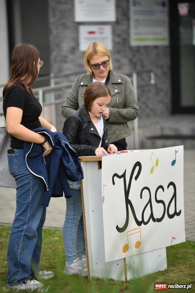 Zdjęcie w galerii na portalu naszraciborz.pl: Rodzinny festyn przed szkołą muzyczną. Było gwarno, kolorowo i radośnie [FOTO i WIDEO] wiadomości z regionu
