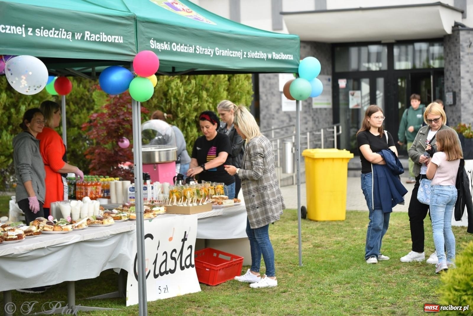 Zdjęcie w galerii na portalu naszraciborz.pl: Rodzinny festyn przed szkołą muzyczną. Było gwarno, kolorowo i radośnie [FOTO i WIDEO] wiadomości z regionu