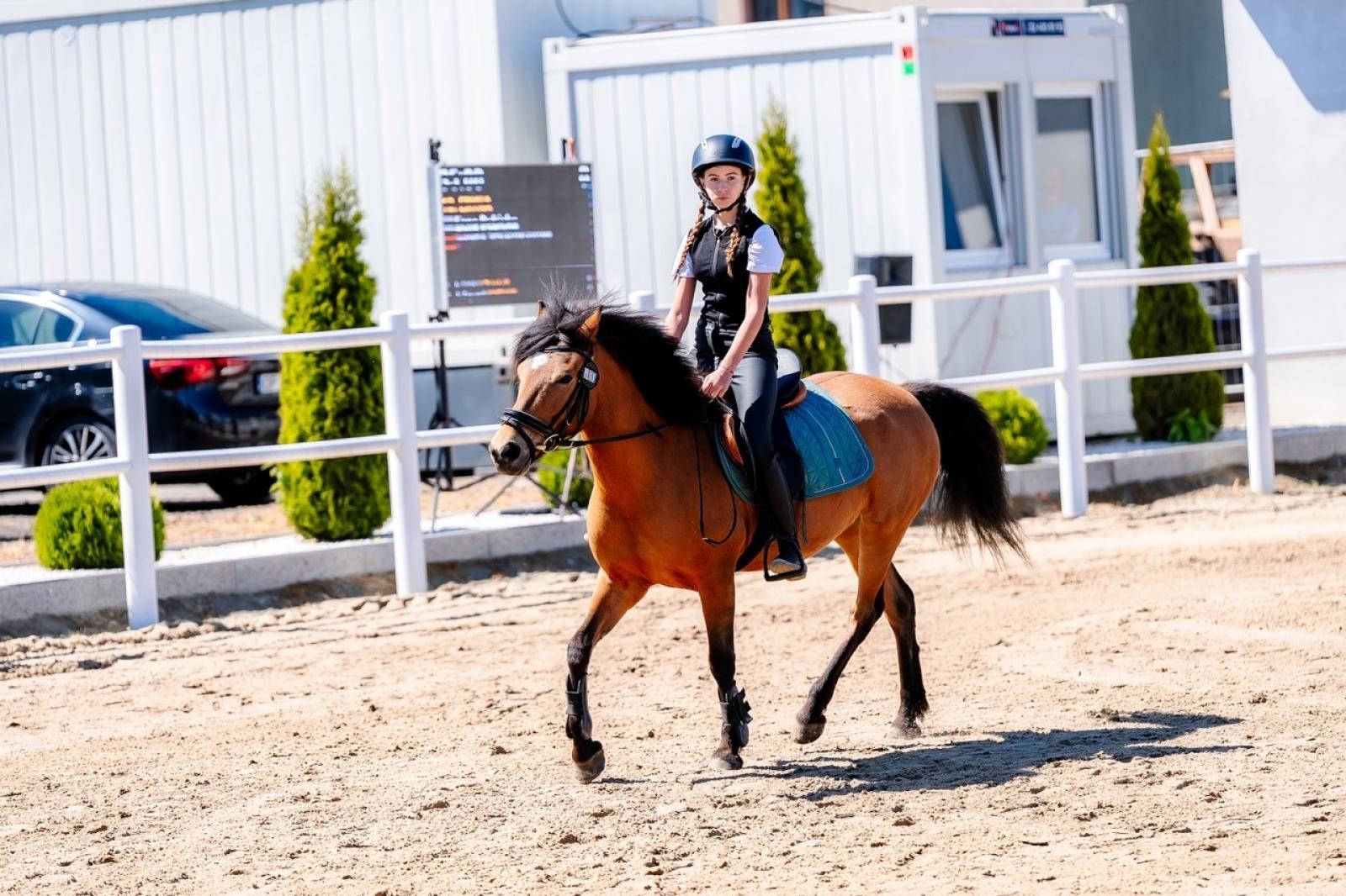 Zdjęcie w galerii na portalu naszraciborz.pl: Sportowe emocje i rodzinna atmosfera – zawody jeździeckie w Kornicach pod patronatem Wójta Gminy Pietrowice Wielkie wiadomości z regionu