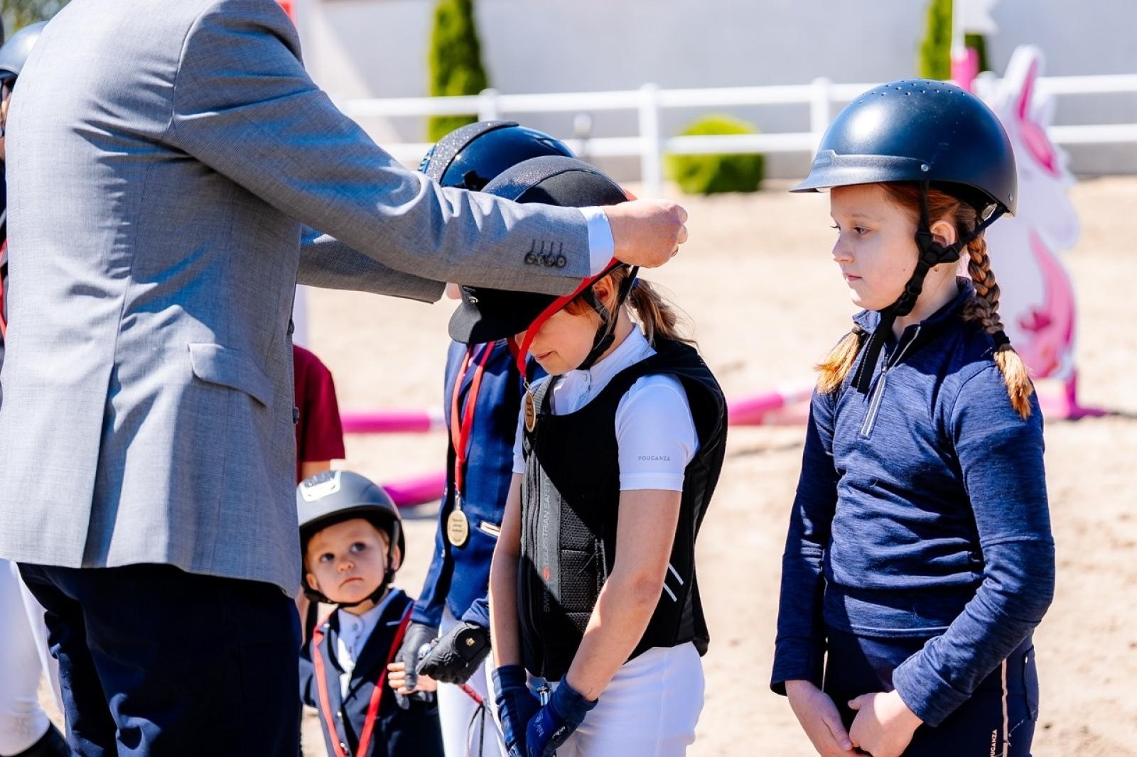 Zdjęcie w galerii na portalu naszraciborz.pl: Sportowe emocje i rodzinna atmosfera – zawody jeździeckie w Kornicach pod patronatem Wójta Gminy Pietrowice Wielkie wiadomości z regionu