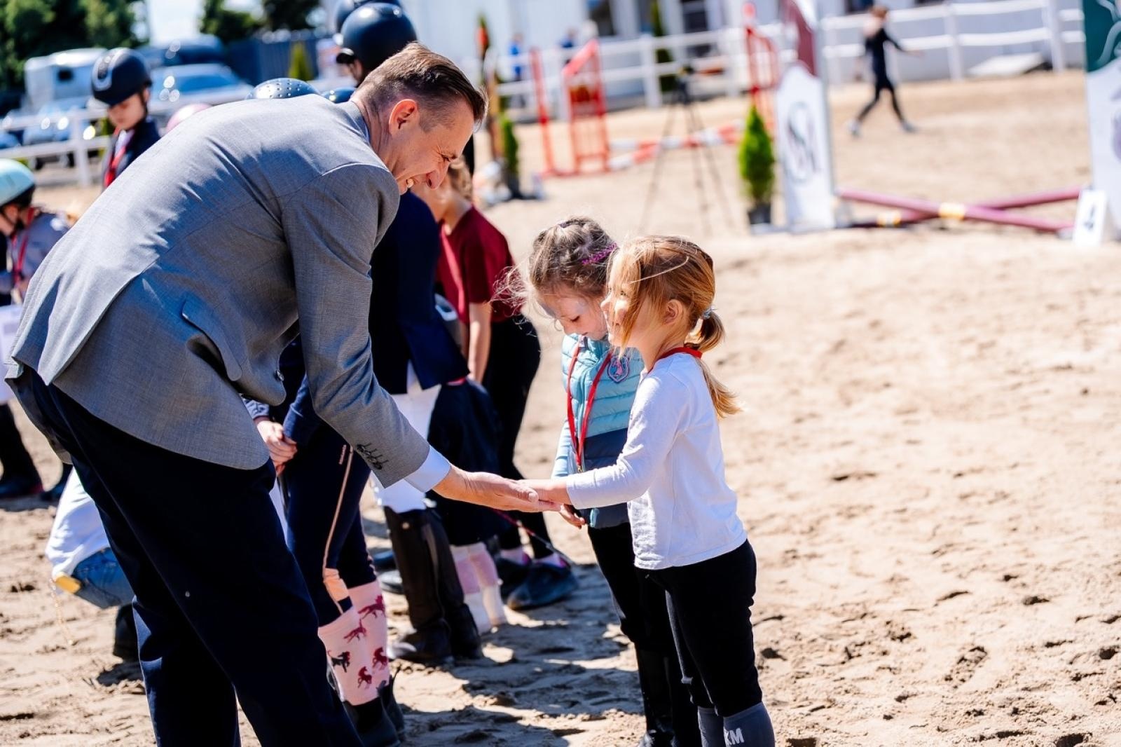 Zdjęcie w galerii na portalu naszraciborz.pl: Sportowe emocje i rodzinna atmosfera – zawody jeździeckie w Kornicach pod patronatem Wójta Gminy Pietrowice Wielkie wiadomości z regionu