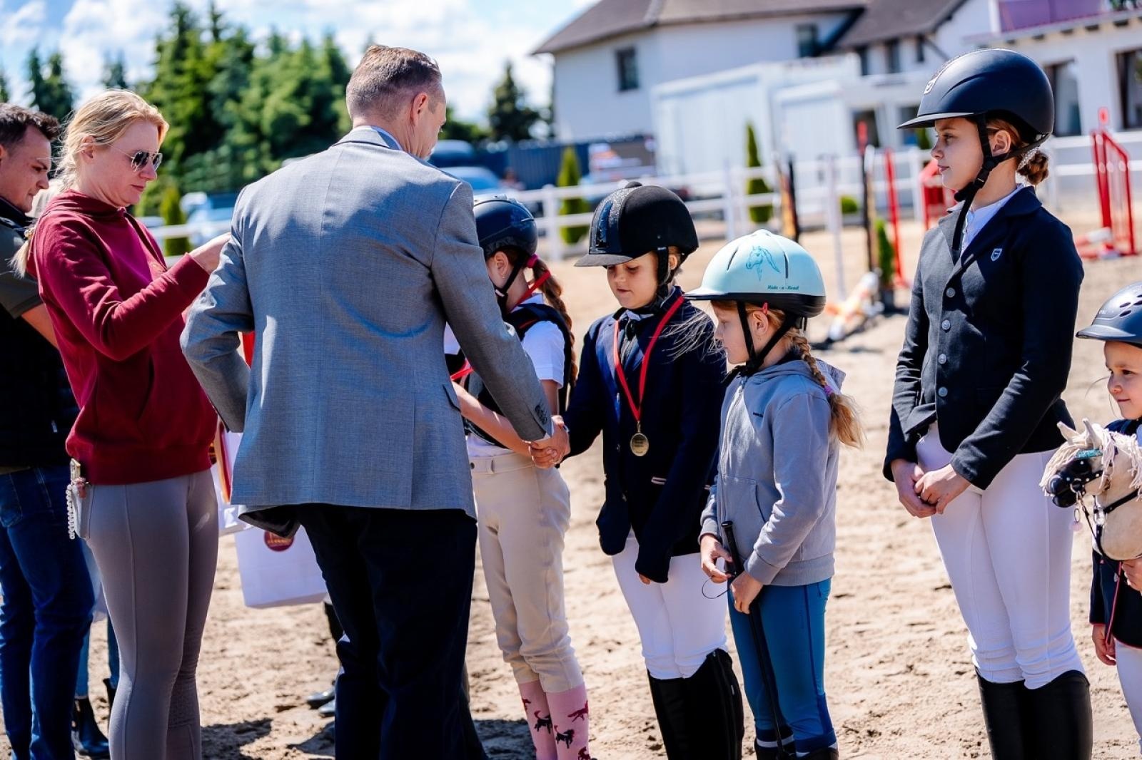 Zdjęcie w galerii na portalu naszraciborz.pl: Sportowe emocje i rodzinna atmosfera – zawody jeździeckie w Kornicach pod patronatem Wójta Gminy Pietrowice Wielkie wiadomości z regionu