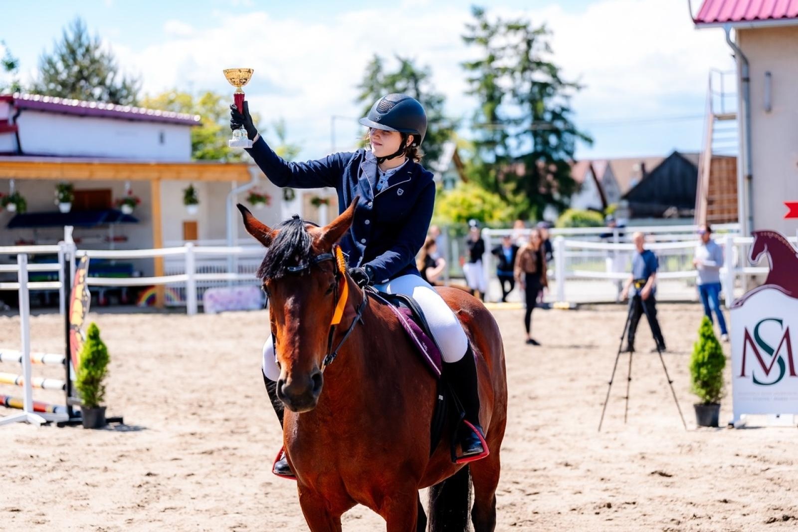 Zdjęcie w galerii na portalu naszraciborz.pl: Sportowe emocje i rodzinna atmosfera – zawody jeździeckie w Kornicach pod patronatem Wójta Gminy Pietrowice Wielkie wiadomości z regionu