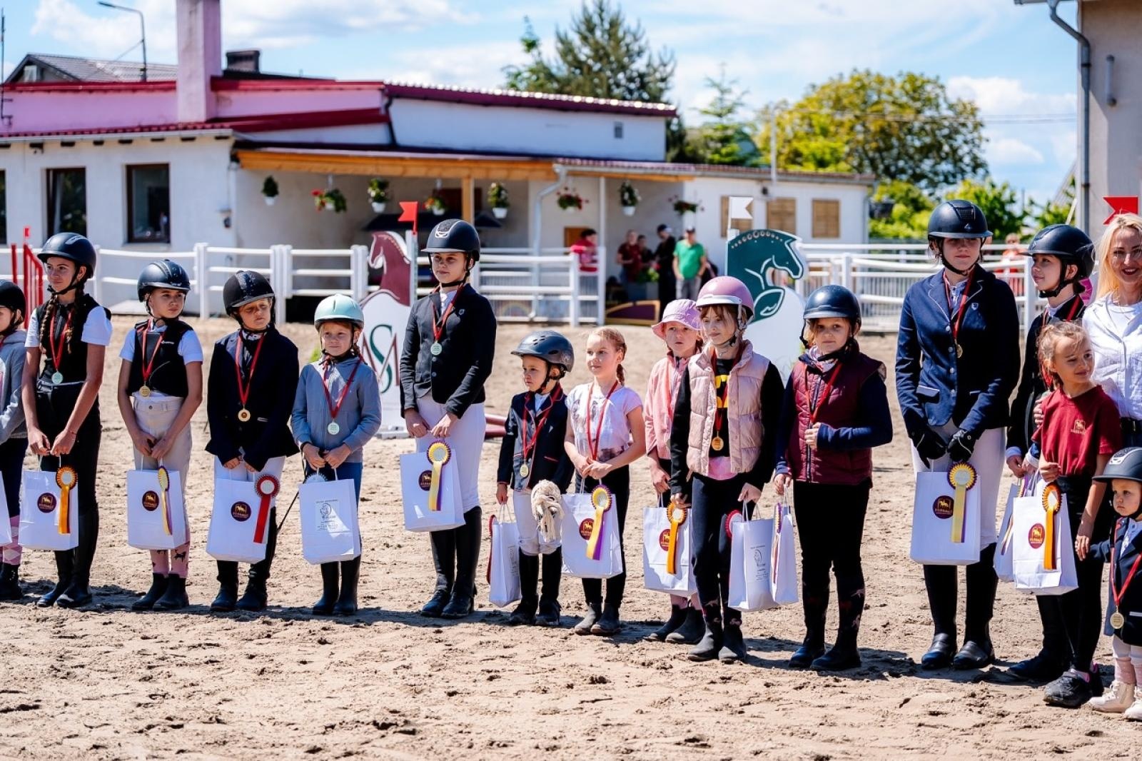 Zdjęcie w galerii na portalu naszraciborz.pl: Sportowe emocje i rodzinna atmosfera – zawody jeździeckie w Kornicach pod patronatem Wójta Gminy Pietrowice Wielkie wiadomości z regionu
