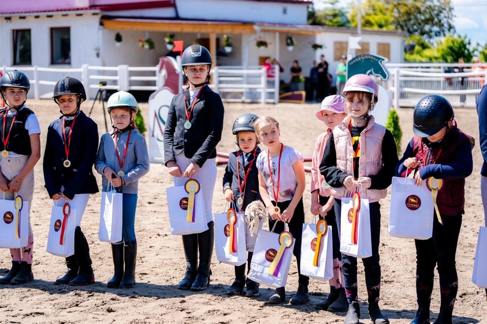 Zdjęcie w galerii na portalu naszraciborz.pl: Sportowe emocje i rodzinna atmosfera – zawody jeździeckie w Kornicach pod patronatem Wójta Gminy Pietrowice Wielkie wiadomości z regionu