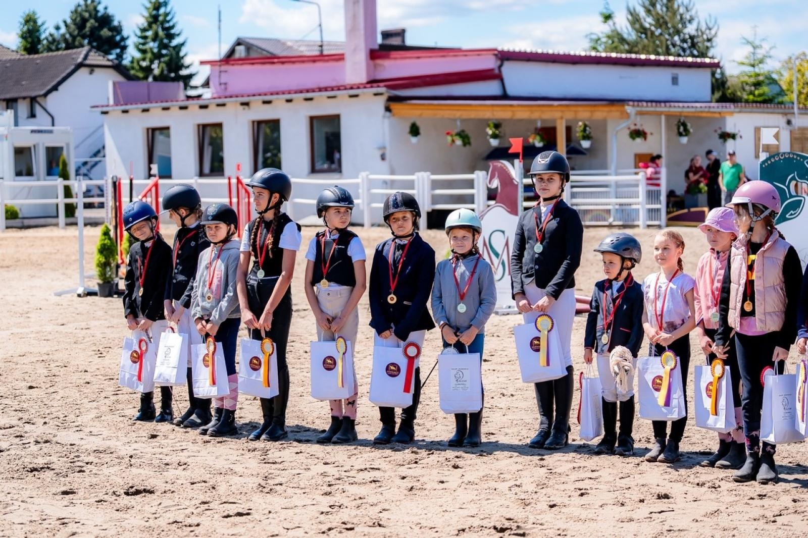 Zdjęcie w galerii na portalu naszraciborz.pl: Sportowe emocje i rodzinna atmosfera – zawody jeździeckie w Kornicach pod patronatem Wójta Gminy Pietrowice Wielkie wiadomości z regionu