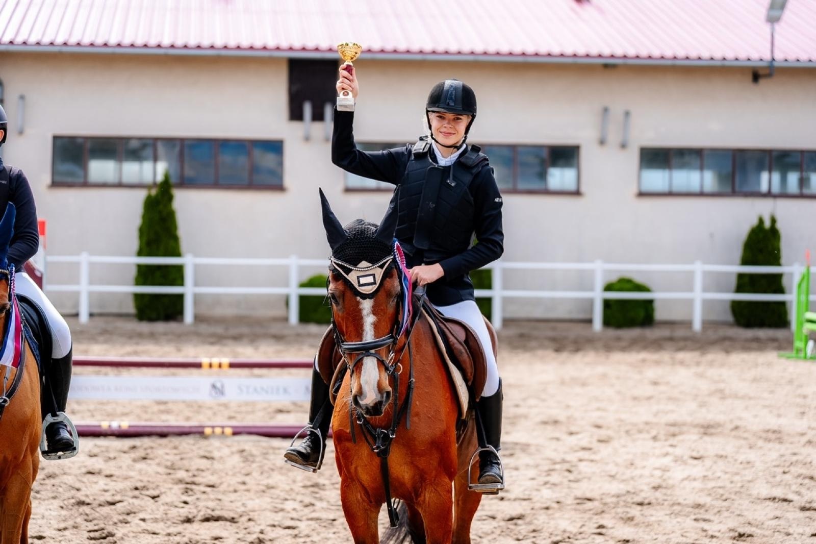 Zdjęcie w galerii na portalu naszraciborz.pl: Sportowe emocje i rodzinna atmosfera – zawody jeździeckie w Kornicach pod patronatem Wójta Gminy Pietrowice Wielkie wiadomości z regionu