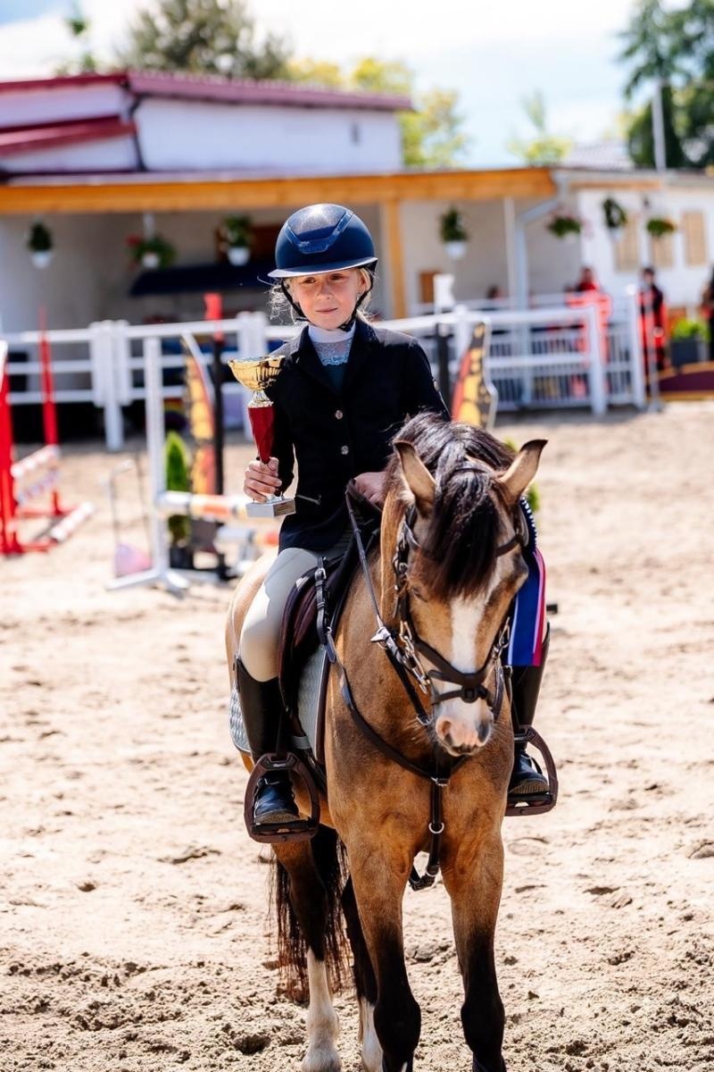 Zdjęcie w galerii na portalu naszraciborz.pl: Sportowe emocje i rodzinna atmosfera – zawody jeździeckie w Kornicach pod patronatem Wójta Gminy Pietrowice Wielkie wiadomości z regionu
