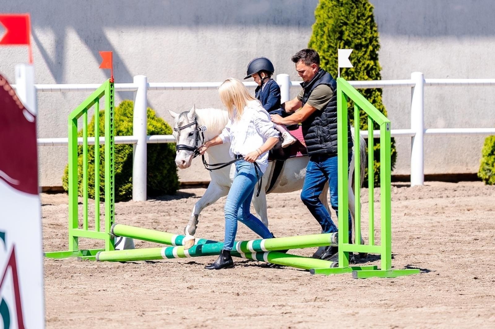 Zdjęcie w galerii na portalu naszraciborz.pl: Sportowe emocje i rodzinna atmosfera – zawody jeździeckie w Kornicach pod patronatem Wójta Gminy Pietrowice Wielkie wiadomości z regionu