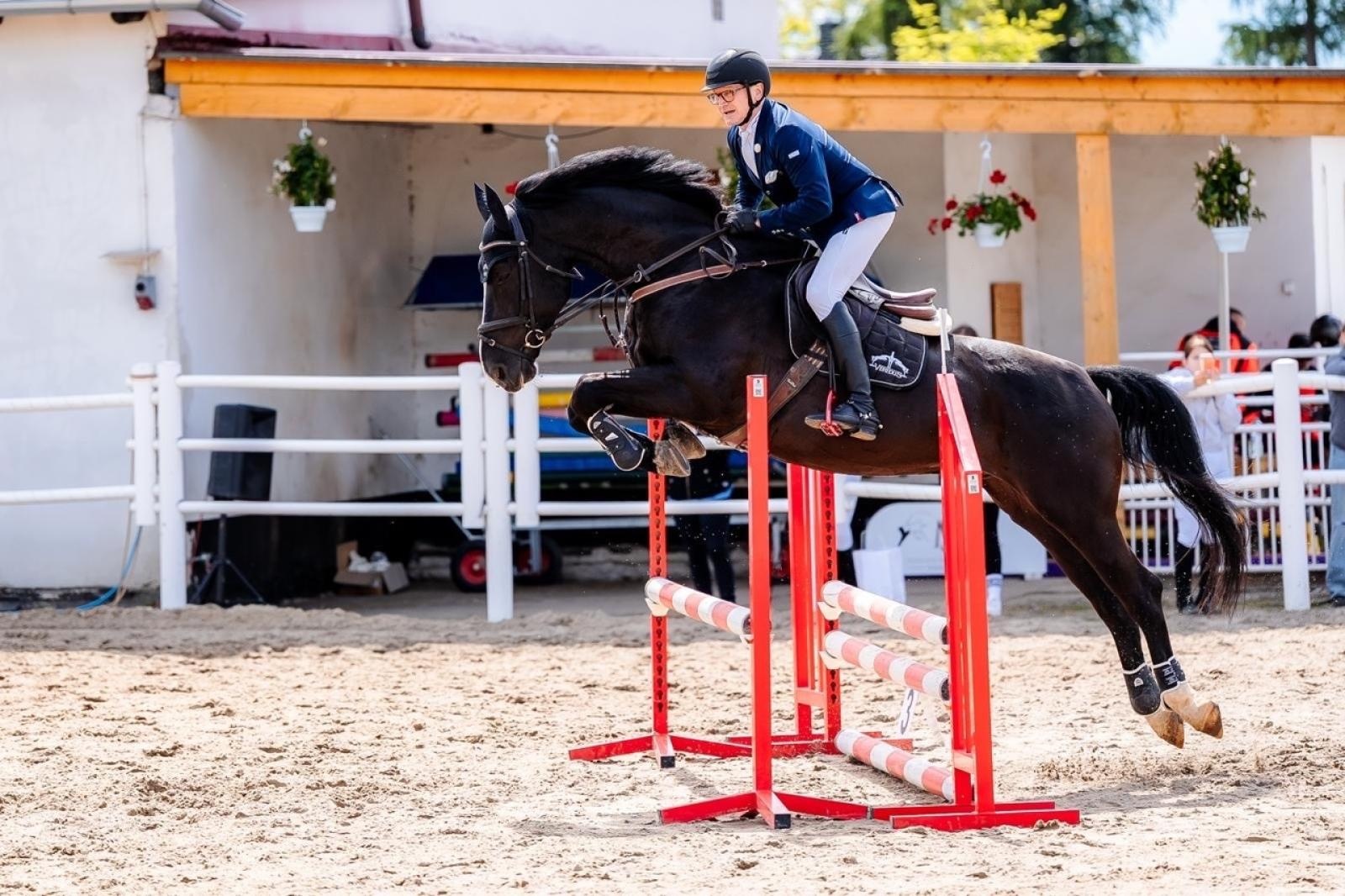Zdjęcie w galerii na portalu naszraciborz.pl: Sportowe emocje i rodzinna atmosfera – zawody jeździeckie w Kornicach pod patronatem Wójta Gminy Pietrowice Wielkie wiadomości z regionu