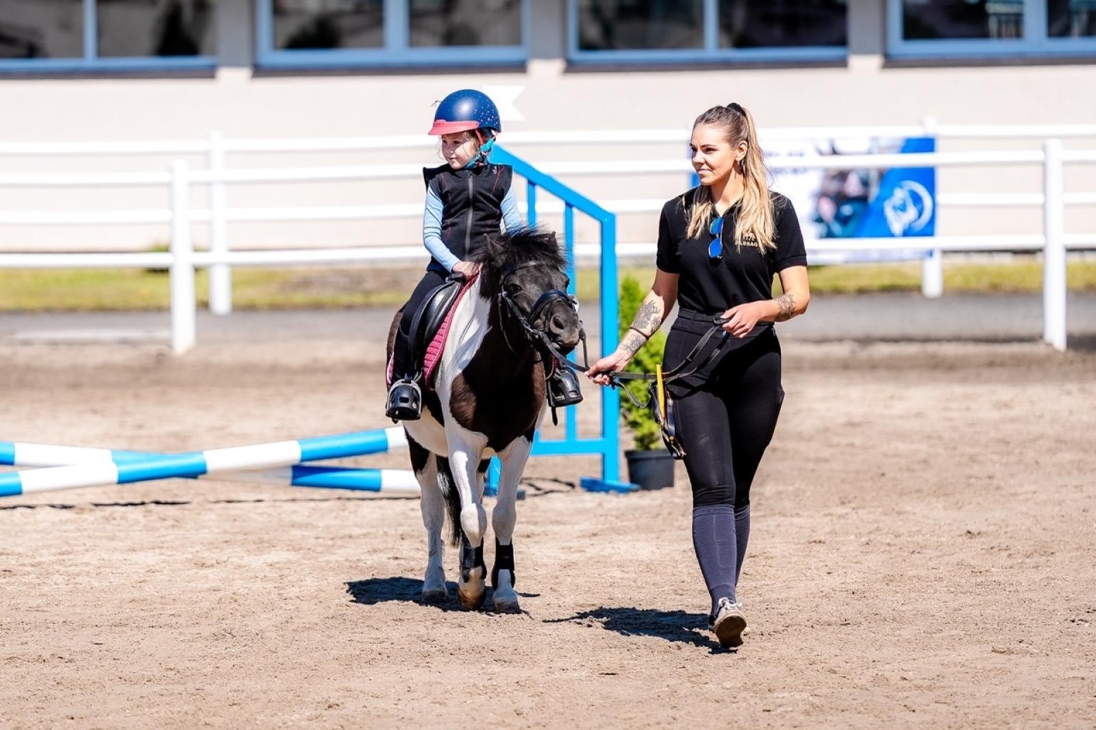 Zdjęcie w galerii na portalu naszraciborz.pl: Sportowe emocje i rodzinna atmosfera – zawody jeździeckie w Kornicach pod patronatem Wójta Gminy Pietrowice Wielkie wiadomości z regionu