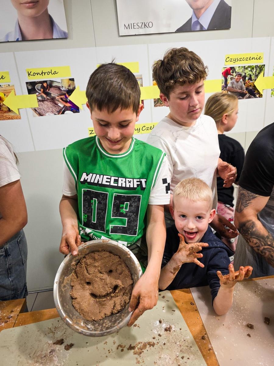 Zdjęcie w galerii na portalu naszraciborz.pl: Słodki Uśmiech Dzieci – Dzień Dziecka w Mieszko S.A. pełen magii i czekolady! wiadomości z regionu
