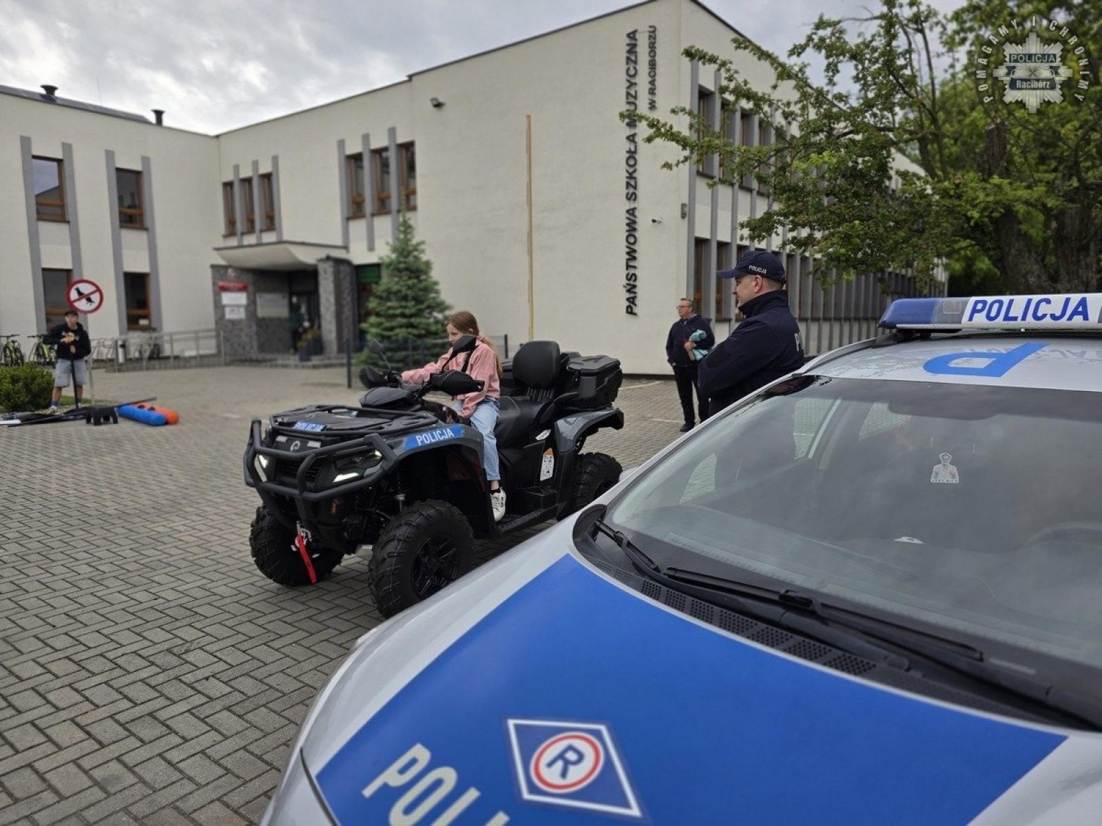 Zdjęcie w galerii na portalu naszraciborz.pl: Raciborscy policjanci na festynie w Państwowej Szkole Muzycznej wiadomości z regionu