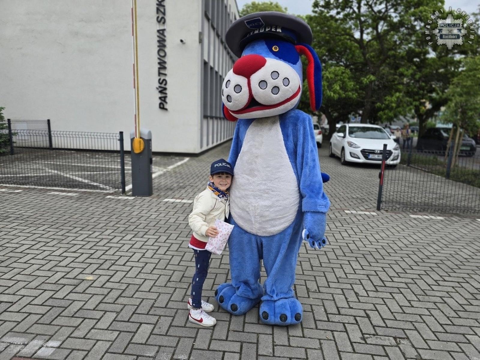 Zdjęcie w galerii na portalu naszraciborz.pl: Raciborscy policjanci na festynie w Państwowej Szkole Muzycznej wiadomości z regionu