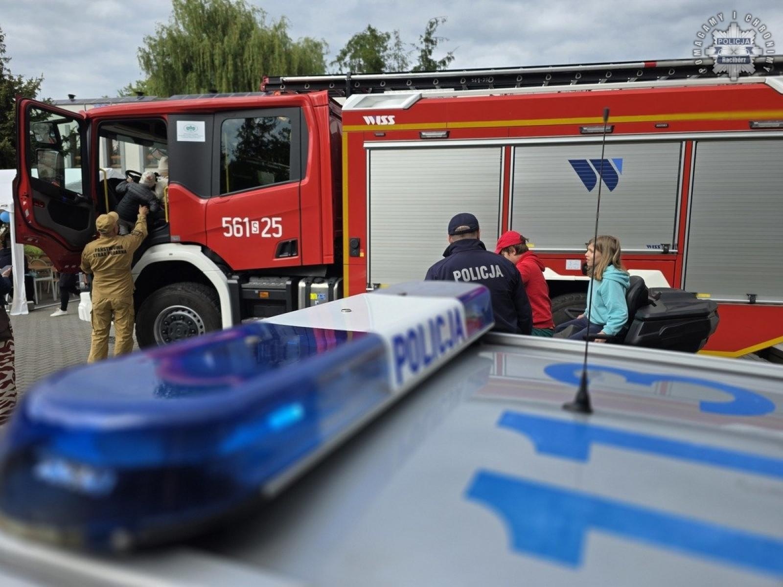 Zdjęcie w galerii na portalu naszraciborz.pl: Raciborscy policjanci na festynie w Państwowej Szkole Muzycznej wiadomości z regionu