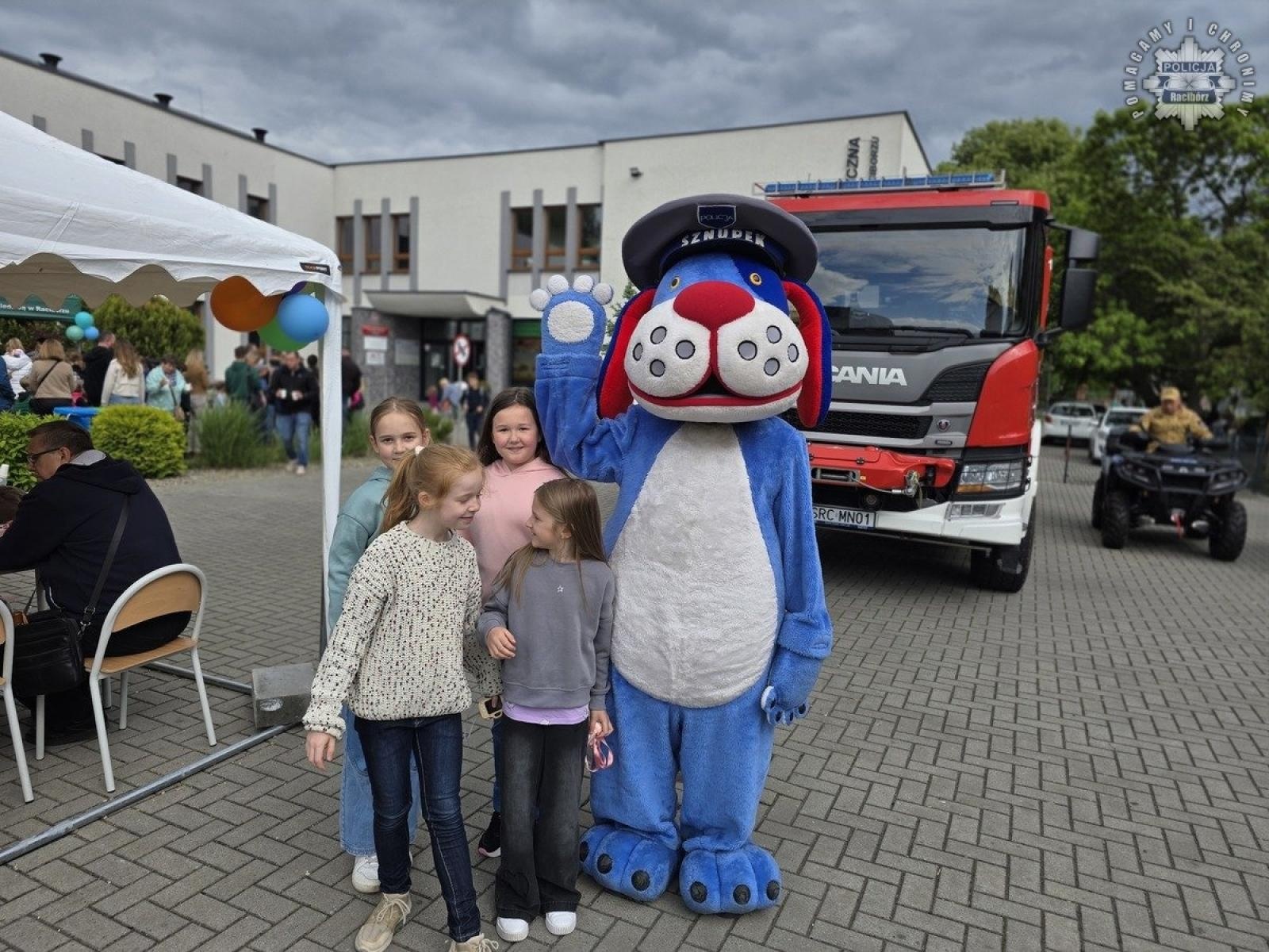 Zdjęcie w galerii na portalu naszraciborz.pl: Raciborscy policjanci na festynie w Państwowej Szkole Muzycznej wiadomości z regionu