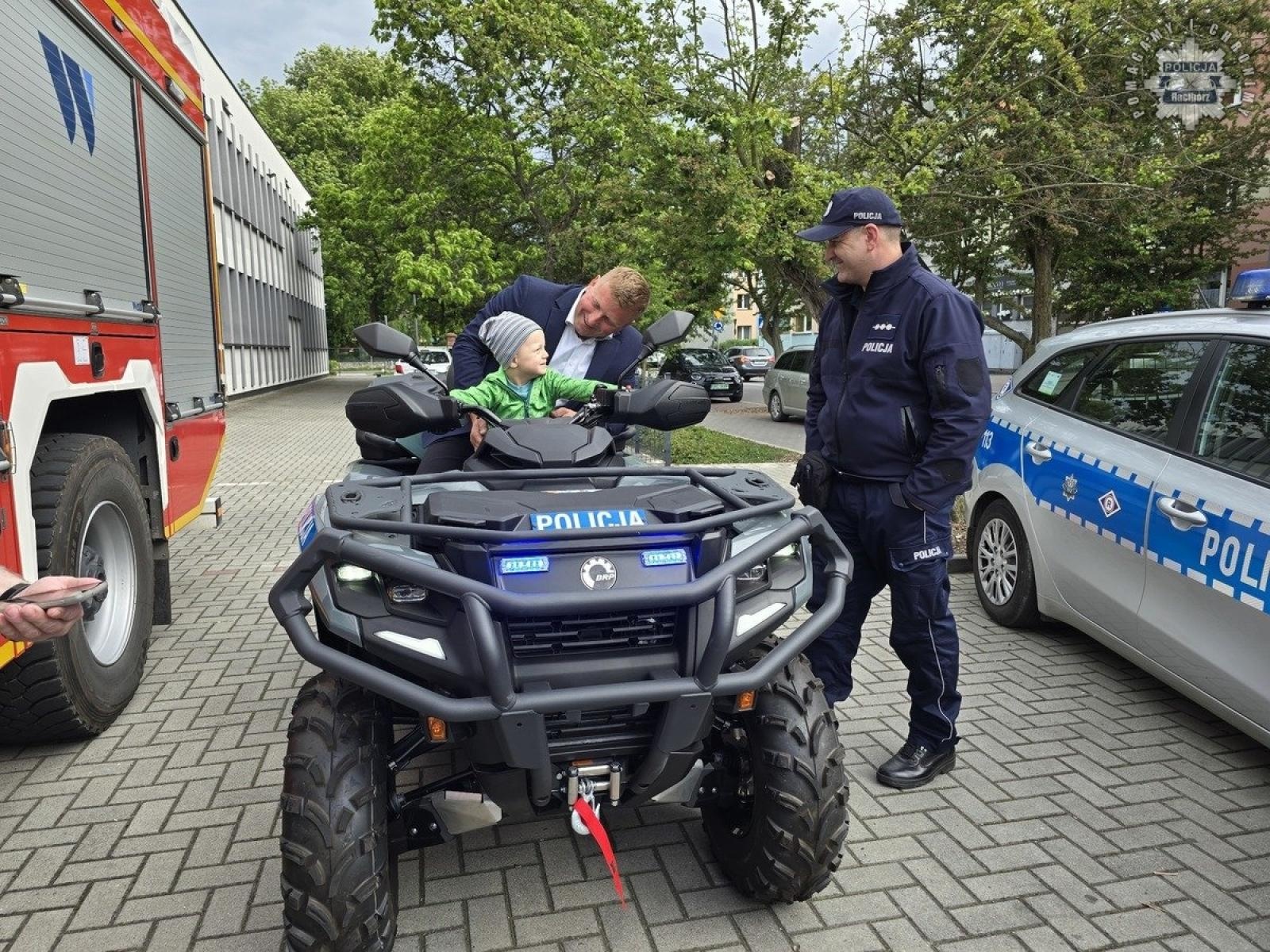Zdjęcie w galerii na portalu naszraciborz.pl: Raciborscy policjanci na festynie w Państwowej Szkole Muzycznej wiadomości z regionu