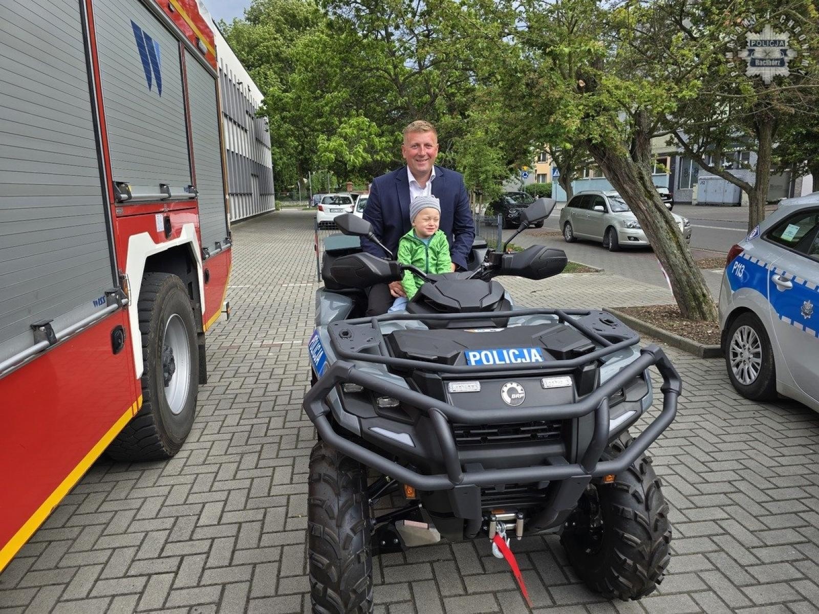 Zdjęcie w galerii na portalu naszraciborz.pl: Raciborscy policjanci na festynie w Państwowej Szkole Muzycznej wiadomości z regionu