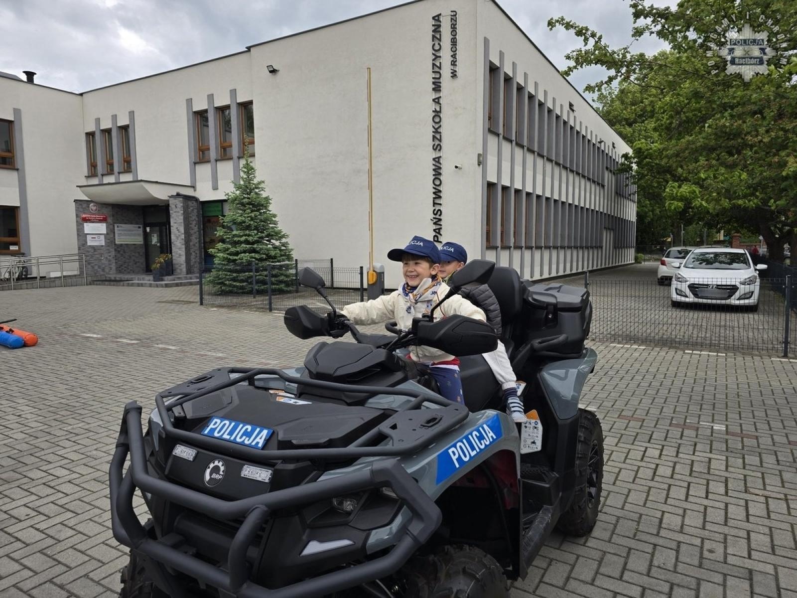 Zdjęcie w galerii na portalu naszraciborz.pl: Raciborscy policjanci na festynie w Państwowej Szkole Muzycznej wiadomości z regionu