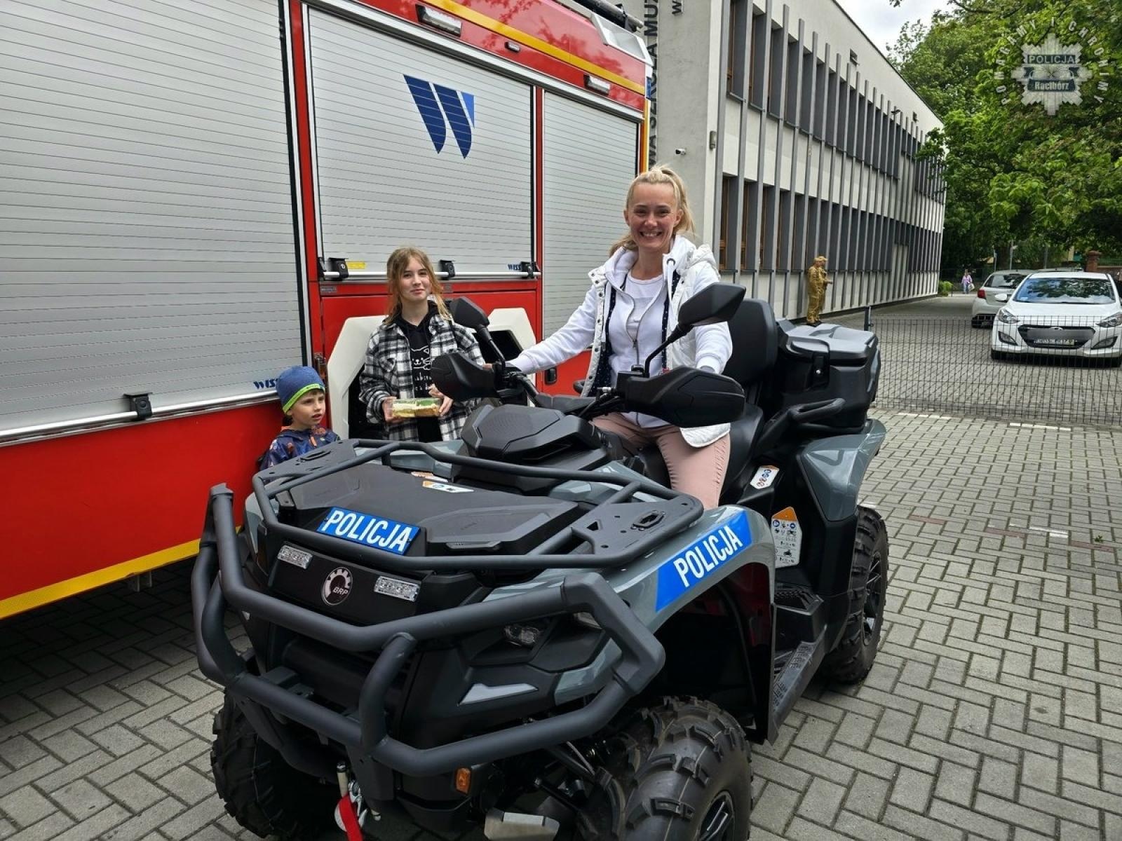 Zdjęcie w galerii na portalu naszraciborz.pl: Raciborscy policjanci na festynie w Państwowej Szkole Muzycznej wiadomości z regionu