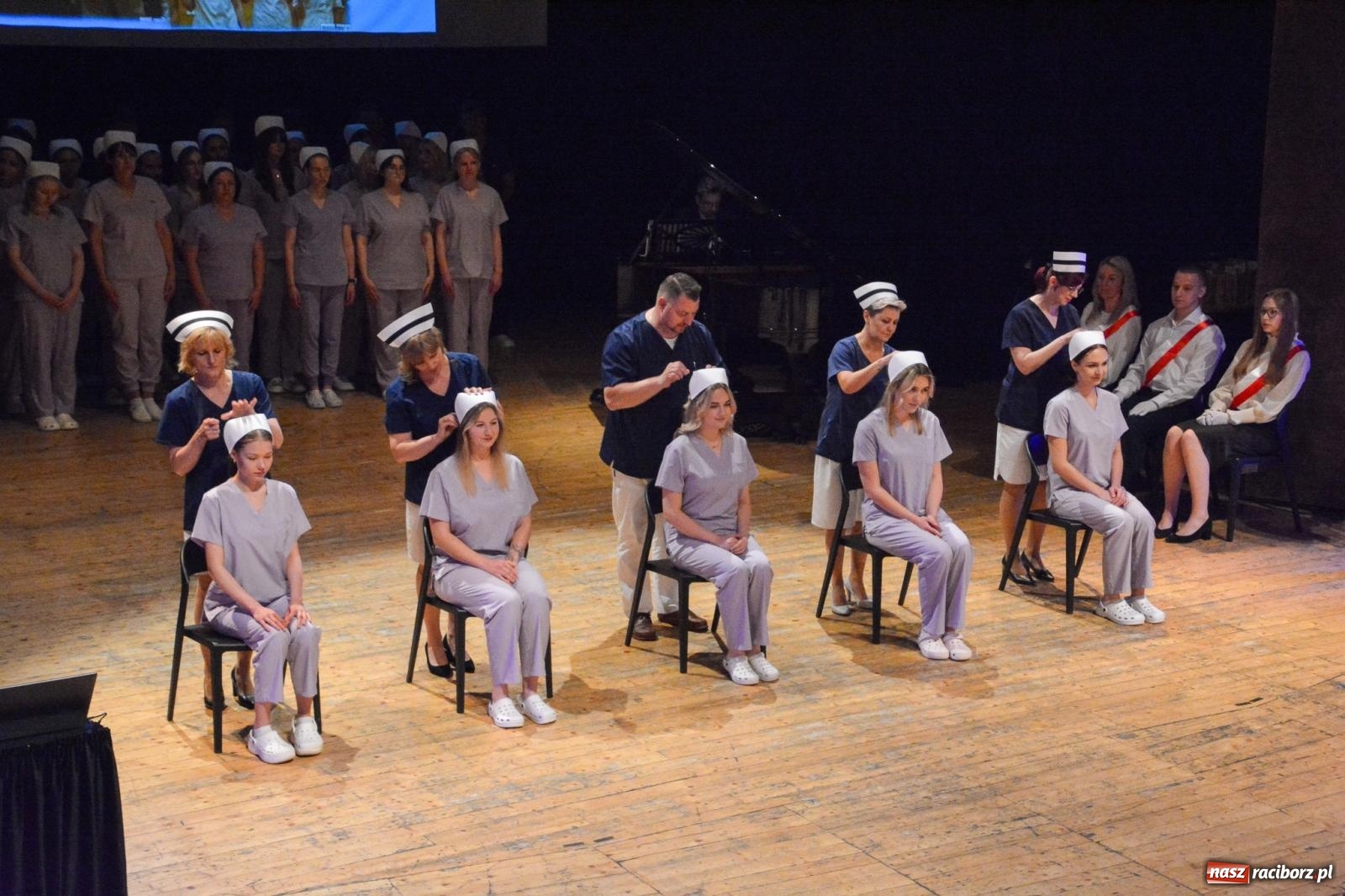 Zdjęcie w galerii na portalu naszraciborz.pl: Uroczystość czepkowania w raciborskiej Akademii Nauk Stosowanych [FOTO i WIDEO] wiadomości z regionu