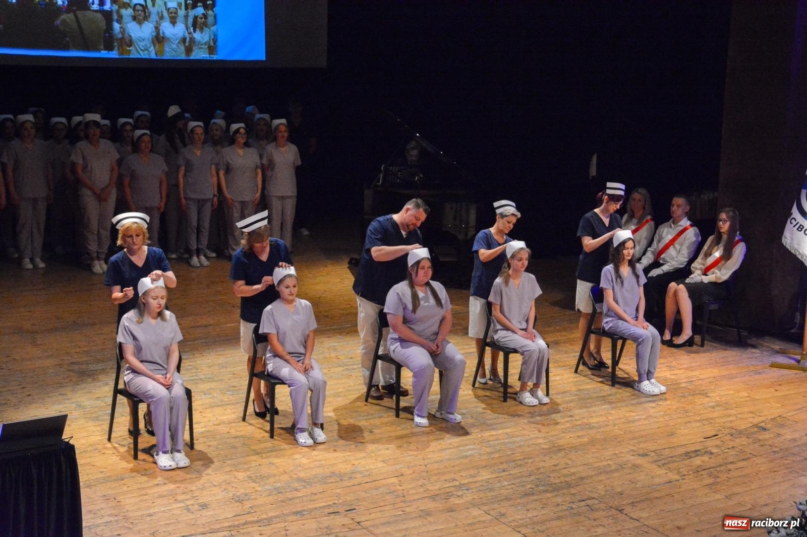 Zdjęcie w galerii na portalu naszraciborz.pl: Uroczystość czepkowania w raciborskiej Akademii Nauk Stosowanych [FOTO i WIDEO] wiadomości z regionu