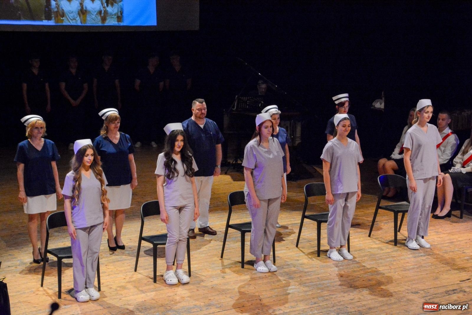 Zdjęcie w galerii na portalu naszraciborz.pl: Uroczystość czepkowania w raciborskiej Akademii Nauk Stosowanych [FOTO i WIDEO] wiadomości z regionu