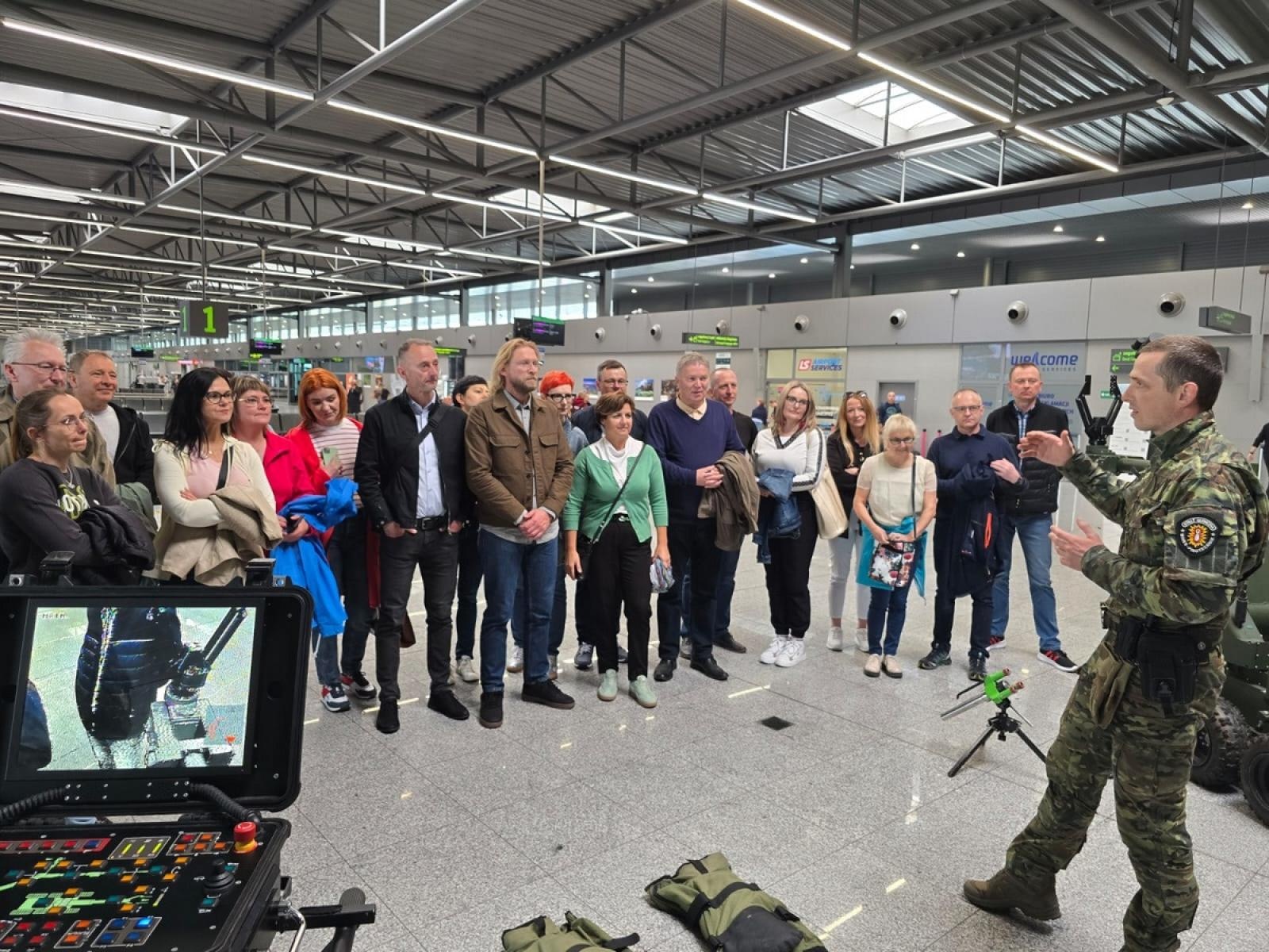 Zdjęcie w galerii na portalu naszraciborz.pl: Delegacja ze Starostwa Powiatowego w Raciborzu z wizytą na katowickim lotnisku wiadomości z regionu