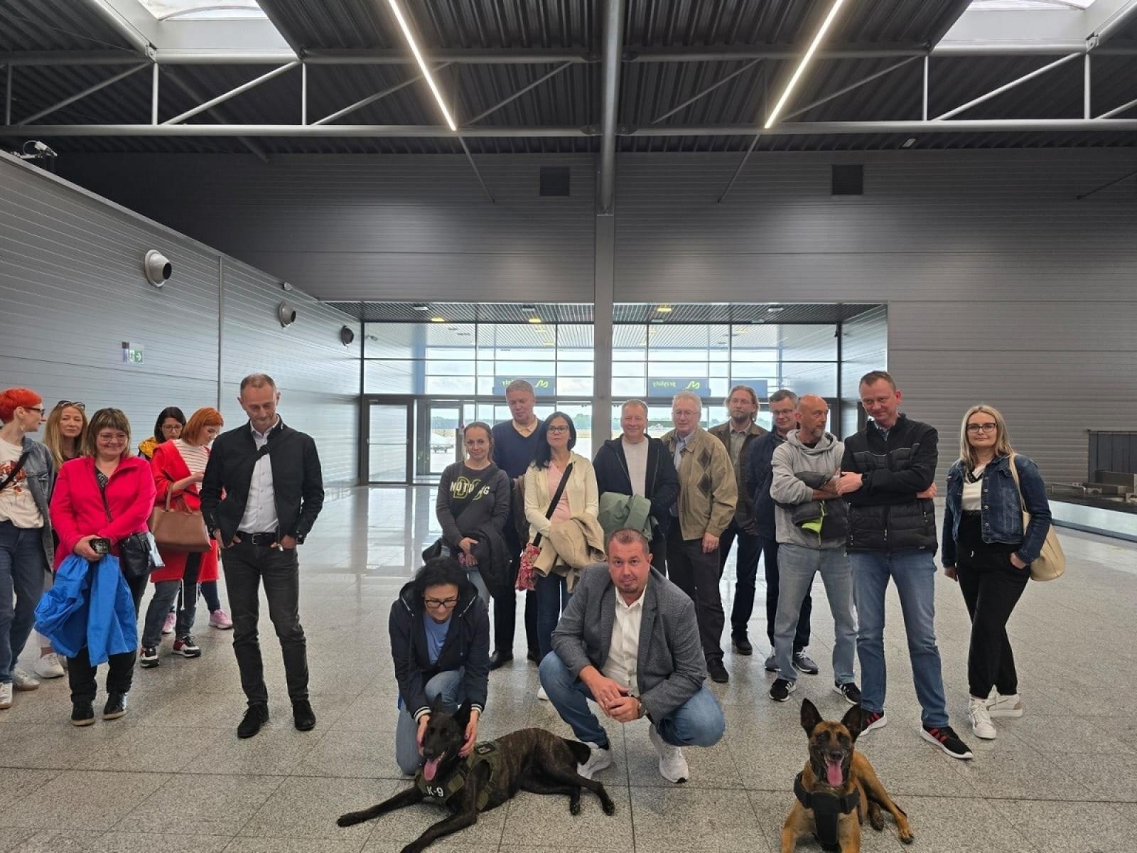 Zdjęcie w galerii na portalu naszraciborz.pl: Delegacja ze Starostwa Powiatowego w Raciborzu z wizytą na katowickim lotnisku wiadomości z regionu
