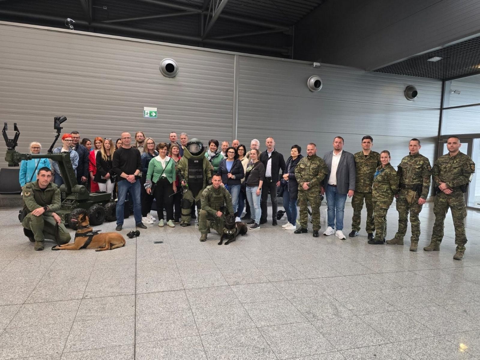 Zdjęcie w galerii na portalu naszraciborz.pl: Delegacja ze Starostwa Powiatowego w Raciborzu z wizytą na katowickim lotnisku wiadomości z regionu