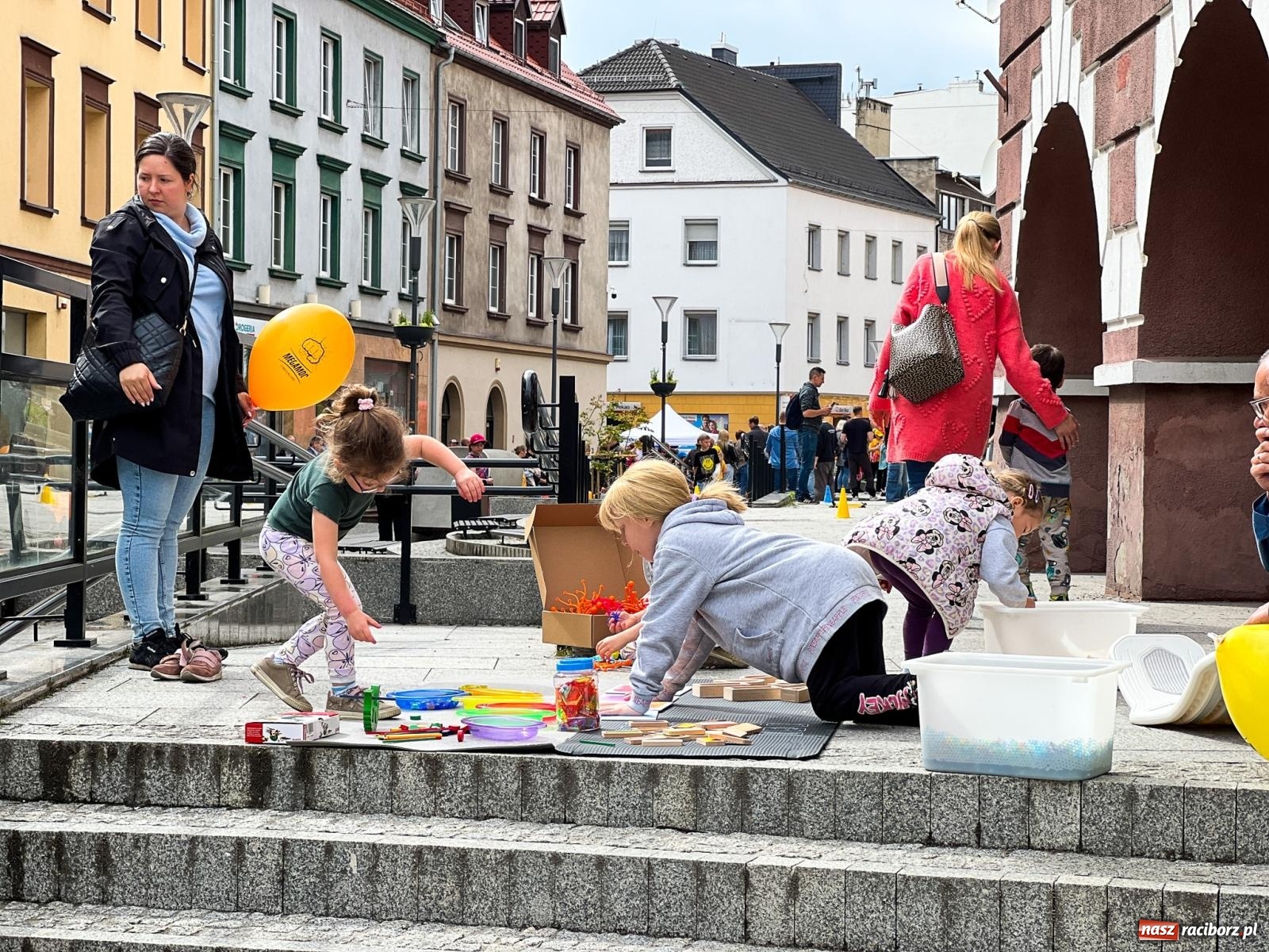 Zdjęcie w galerii na portalu naszraciborz.pl: Dzień Dziecka na Długiej: kolorowy festyn dla najmłodszych wiadomości z regionu