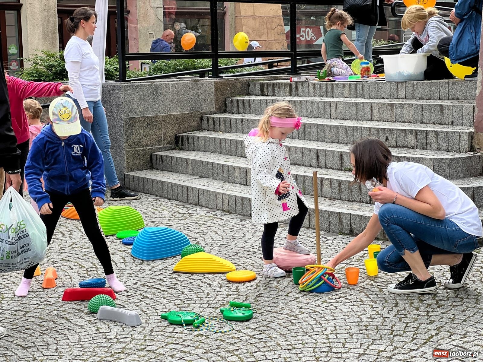 Zdjęcie w galerii na portalu naszraciborz.pl: Dzień Dziecka na Długiej: kolorowy festyn dla najmłodszych wiadomości z regionu