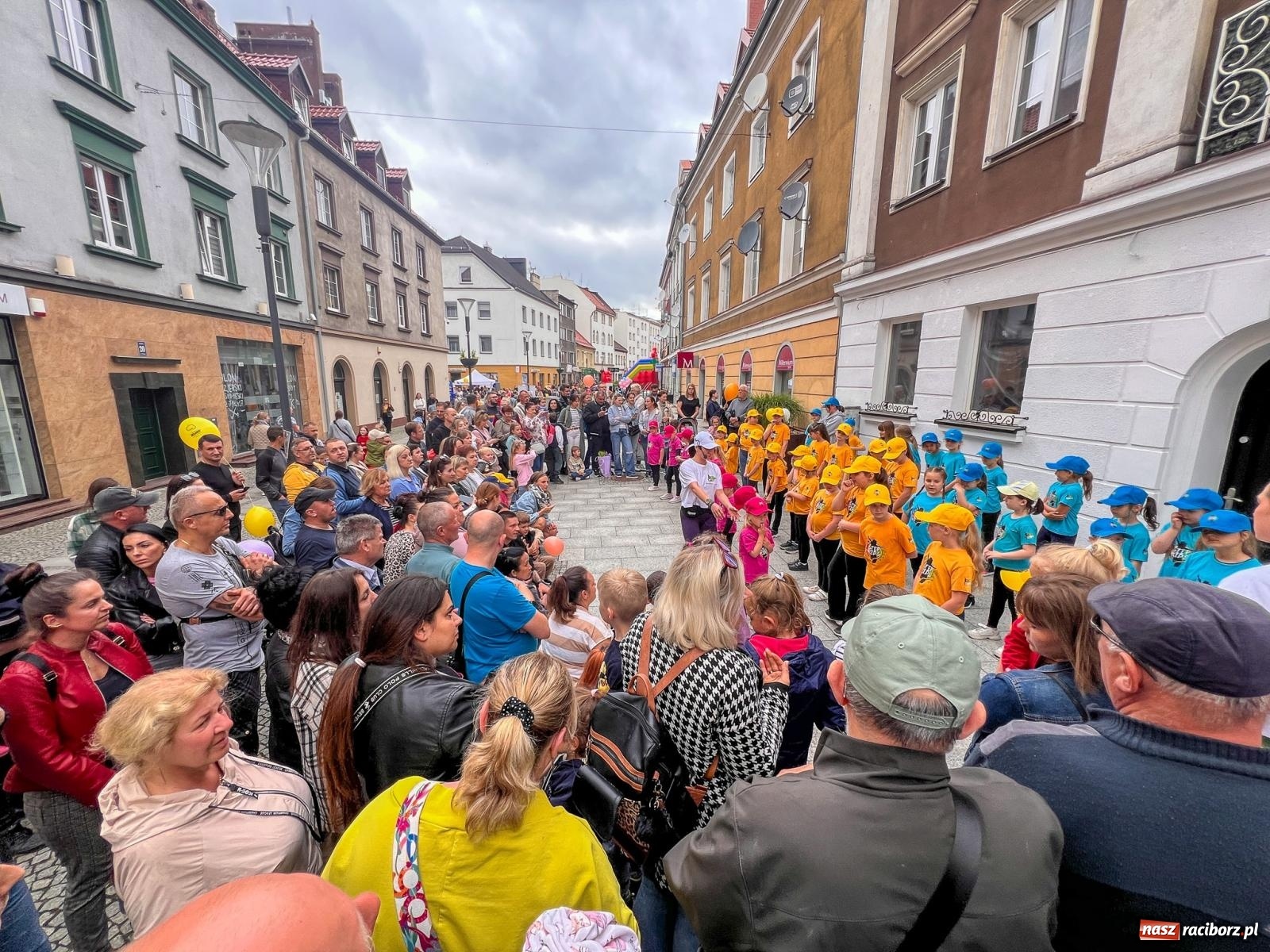 Zdjęcie w galerii na portalu naszraciborz.pl: Dzień Dziecka na Długiej: kolorowy festyn dla najmłodszych wiadomości z regionu