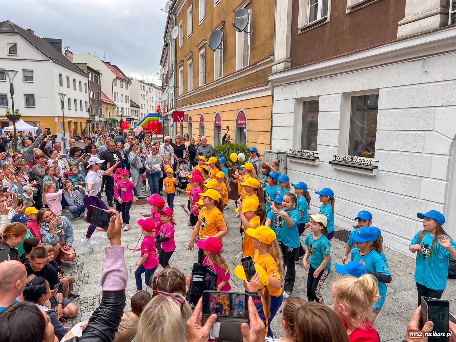 Zdjęcie w galerii na portalu naszraciborz.pl: Dzień Dziecka na Długiej: kolorowy festyn dla najmłodszych wiadomości z regionu